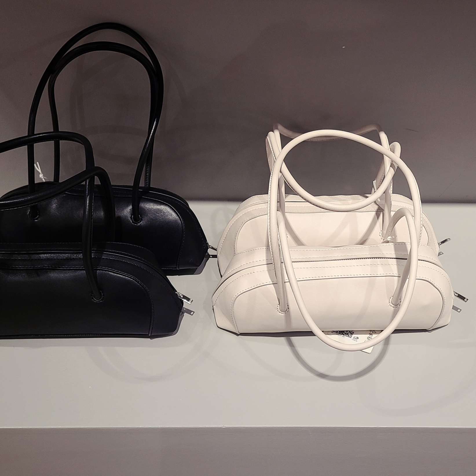 COS Quilted Crossbody Messenger Bag Light Grey, COS Eastside Mini Bowling Bag Leather Black 착용 스타일 - 4