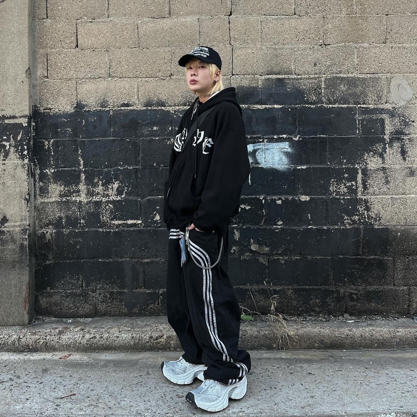 Balenciaga 10XL Sneakers White Grey Silver Black 착용 스타일 - 2