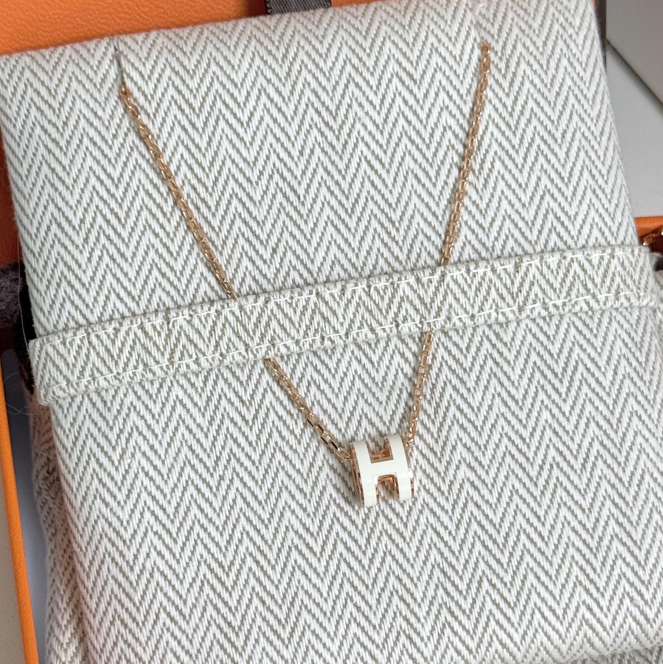 (W) Hermes Mini Pop H Pendant Rose Gold & Blanc 착용 스타일 - 2