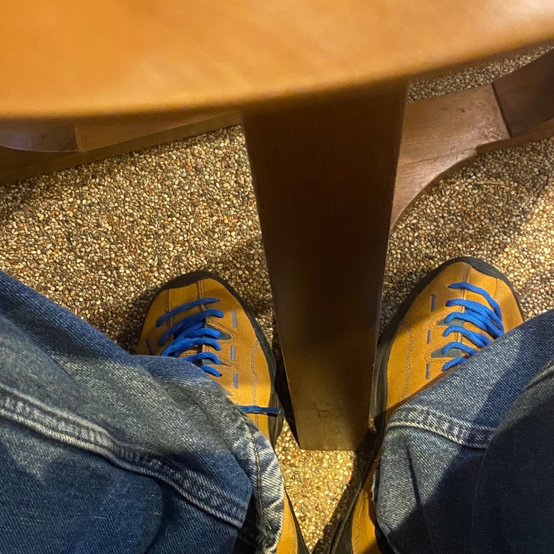 Keen Jasper Suede Sneakers Camel 착용 스타일
