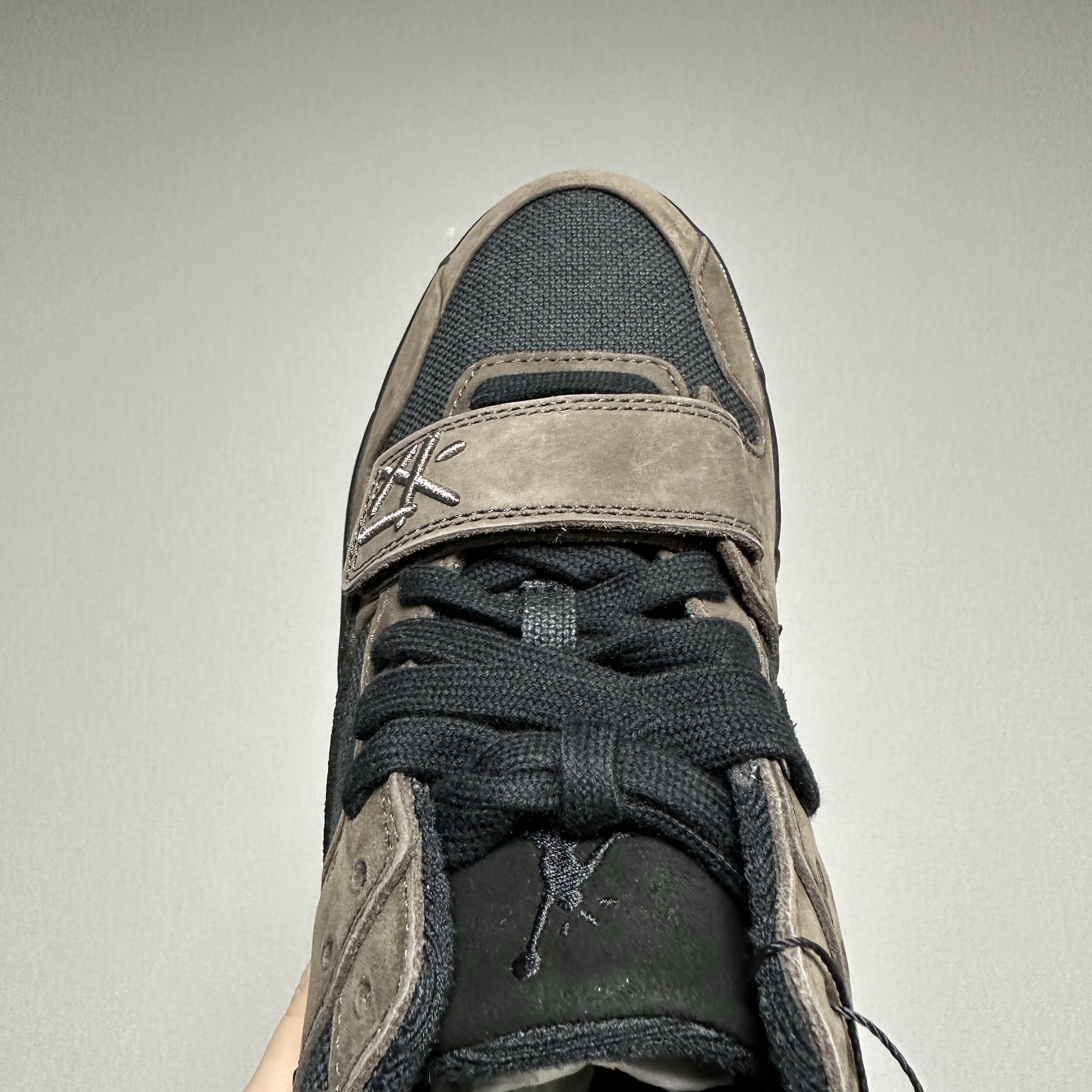 Jordan x Travis Scott Jumpman Jack TR Black and Dark Mocha 착용 스타일 - 4
