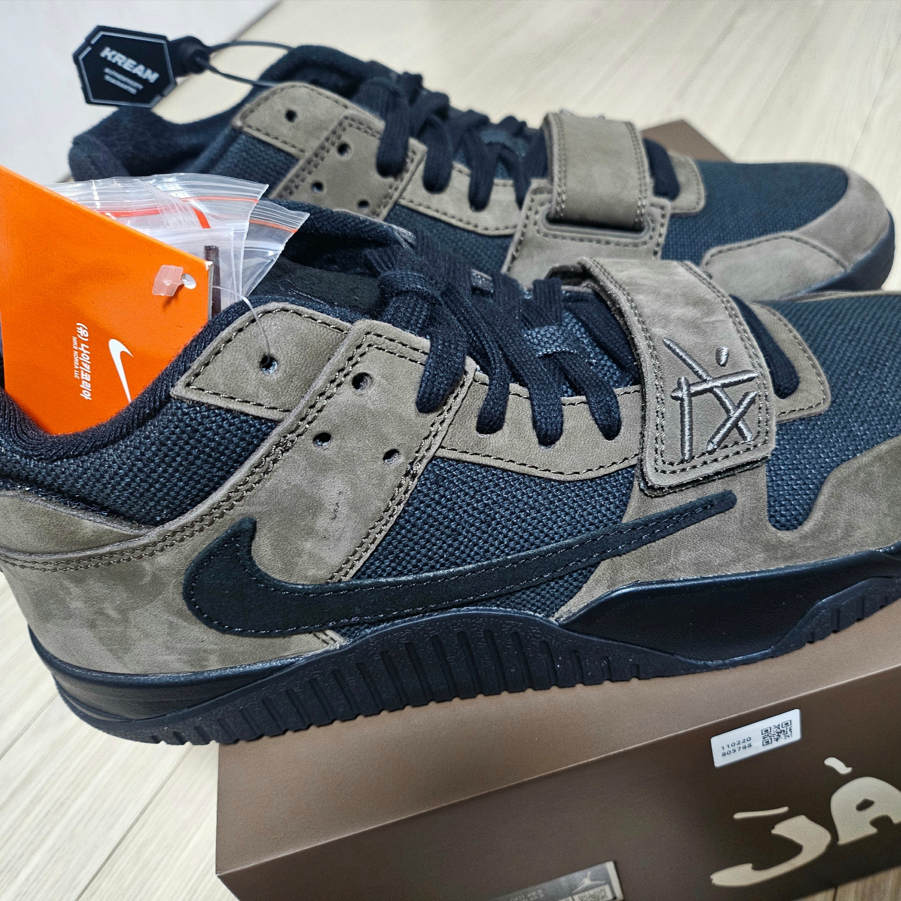Jordan x Travis Scott Jumpman Jack TR Black and Dark Mocha 착용 스타일