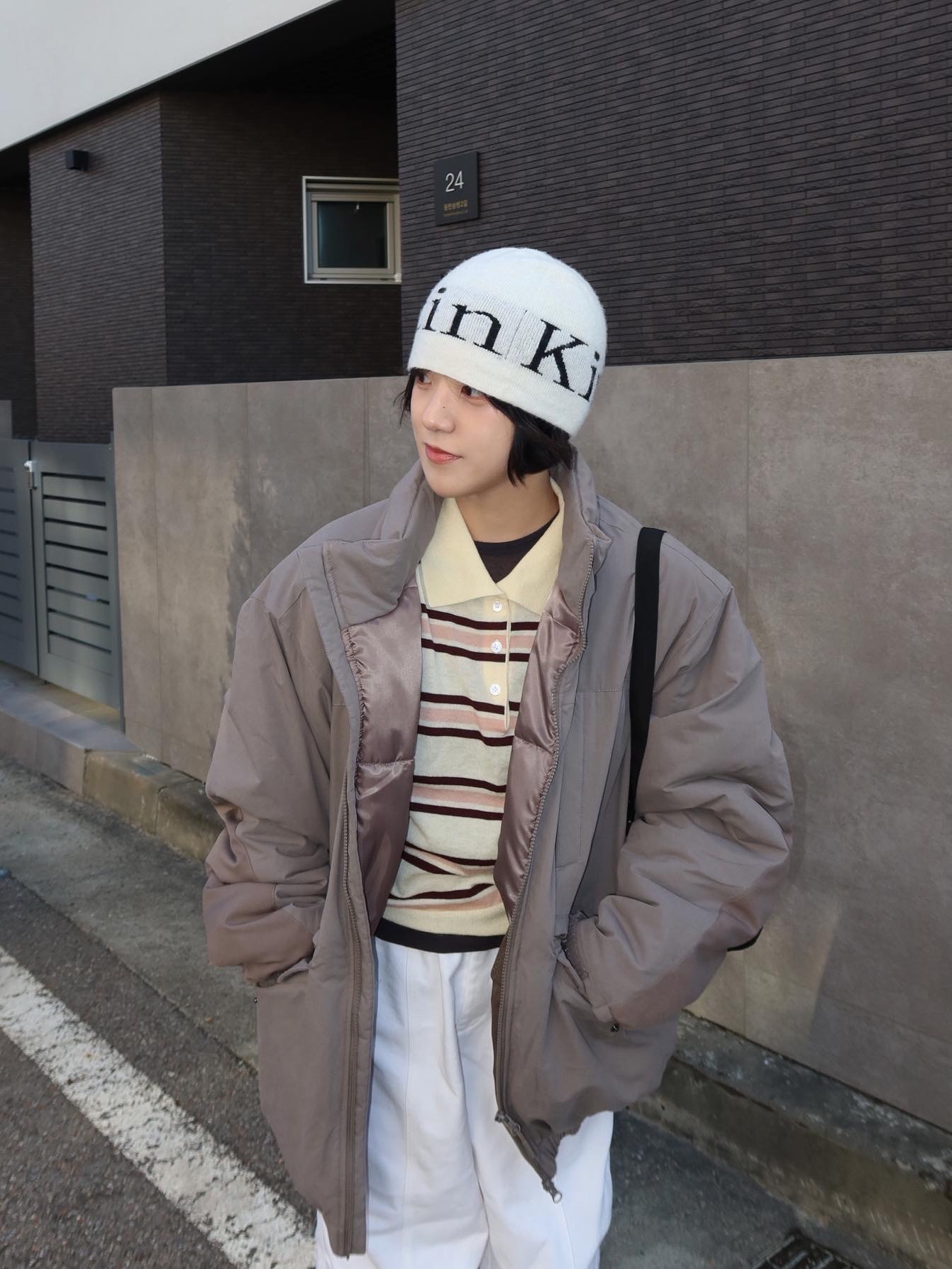 Matin Kim Logo Jacquard Short Beanie White 착용 스타일