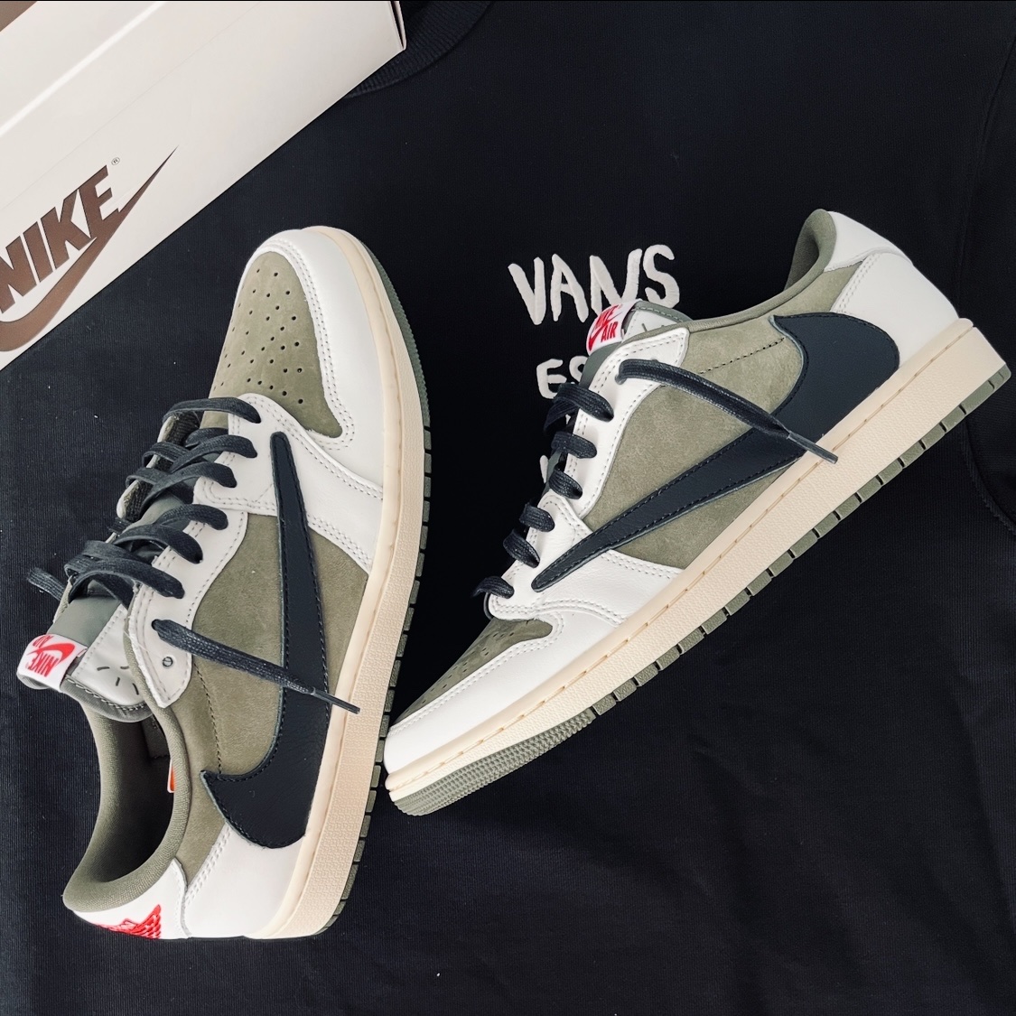 Jordan 1 x Travis Scott Retro Low OG SP Reverse Olive 착용 스타일 - 1