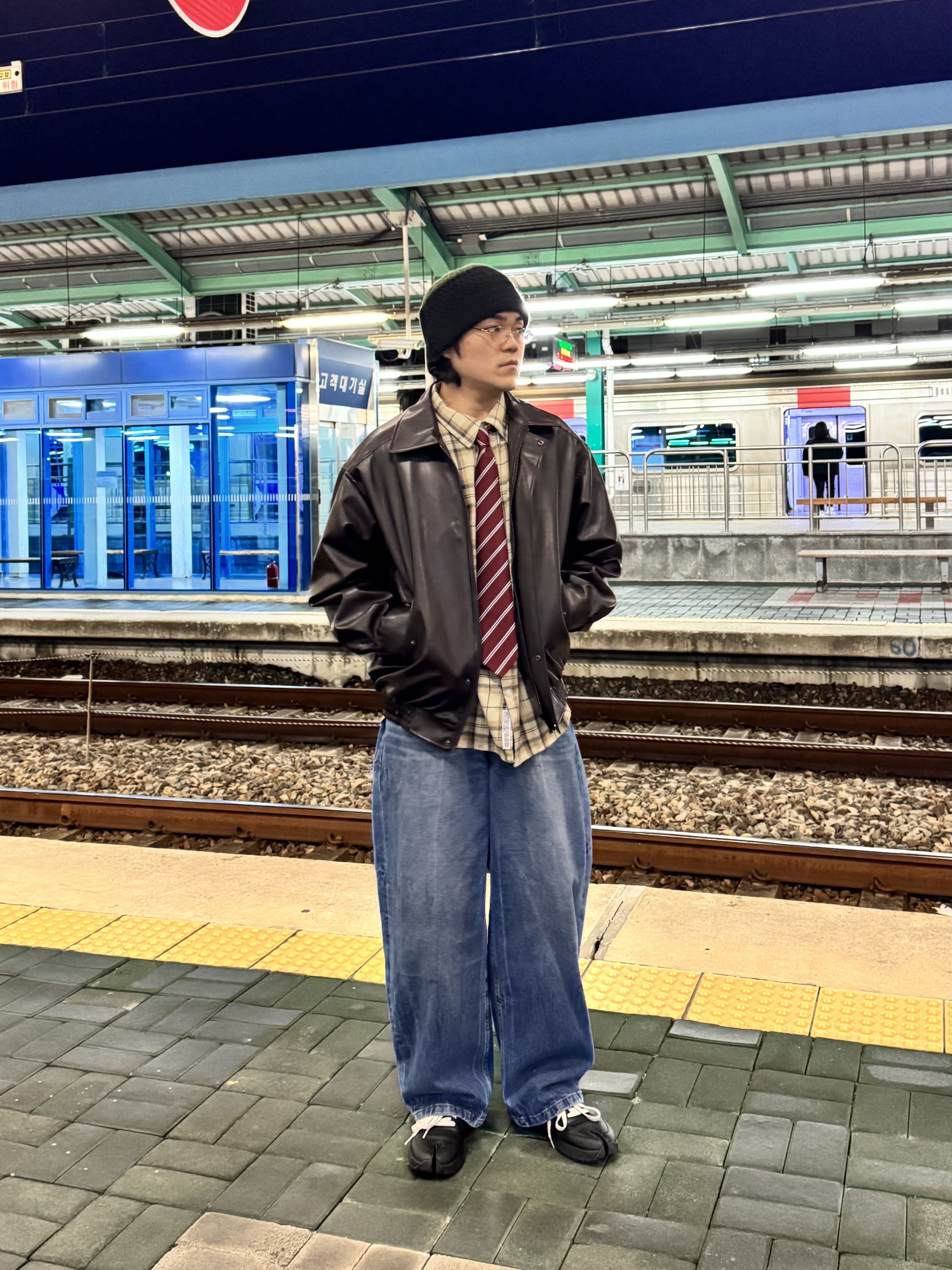 Reebok x Maison Margiela Classic Leather Tabi Shoes Black, Millo Archive Reflect Curved Pants Mid Blue 착용 스타일
