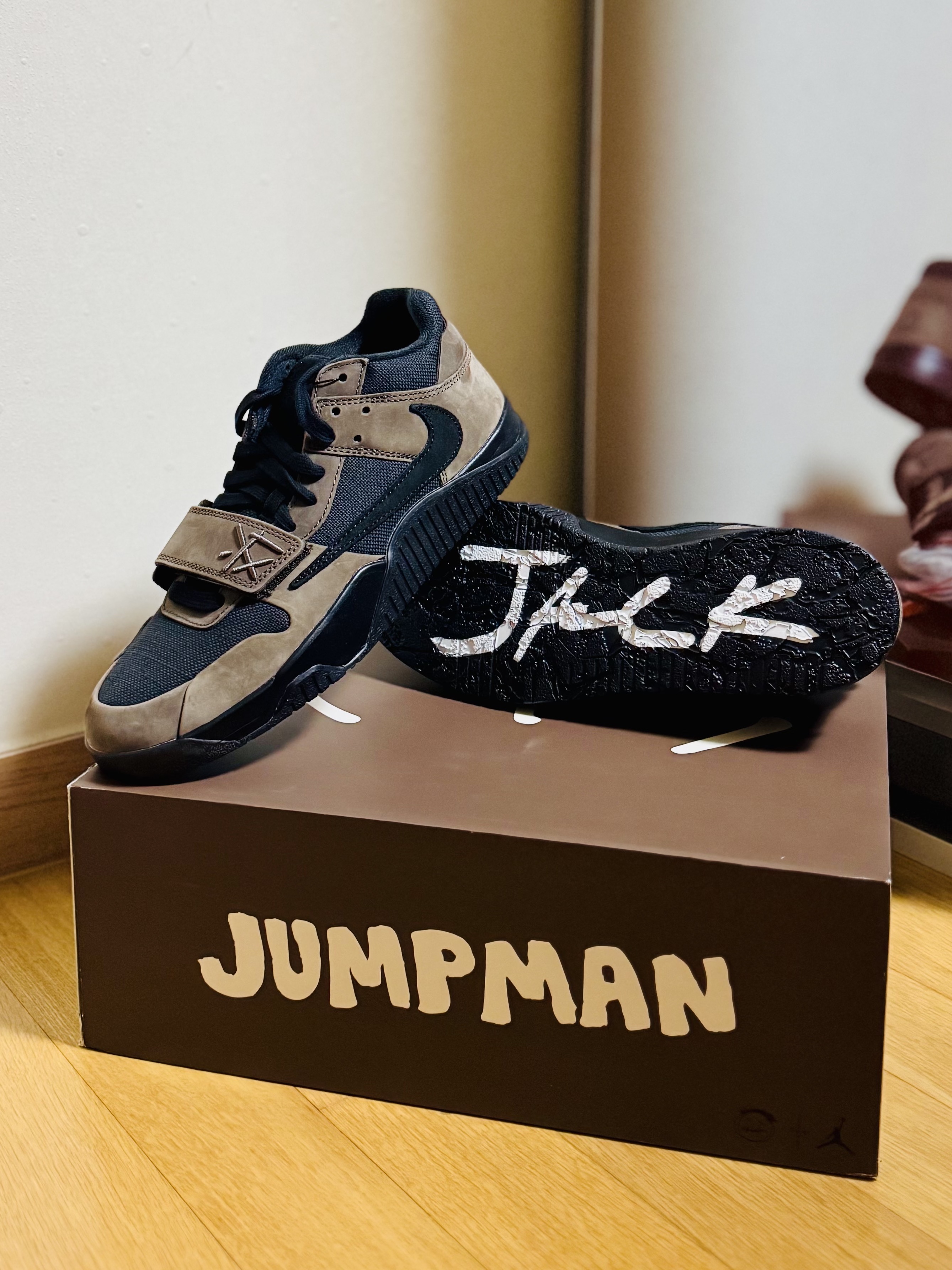 Jordan x Travis Scott Jumpman Jack TR Black and Dark Mocha 착용 스타일