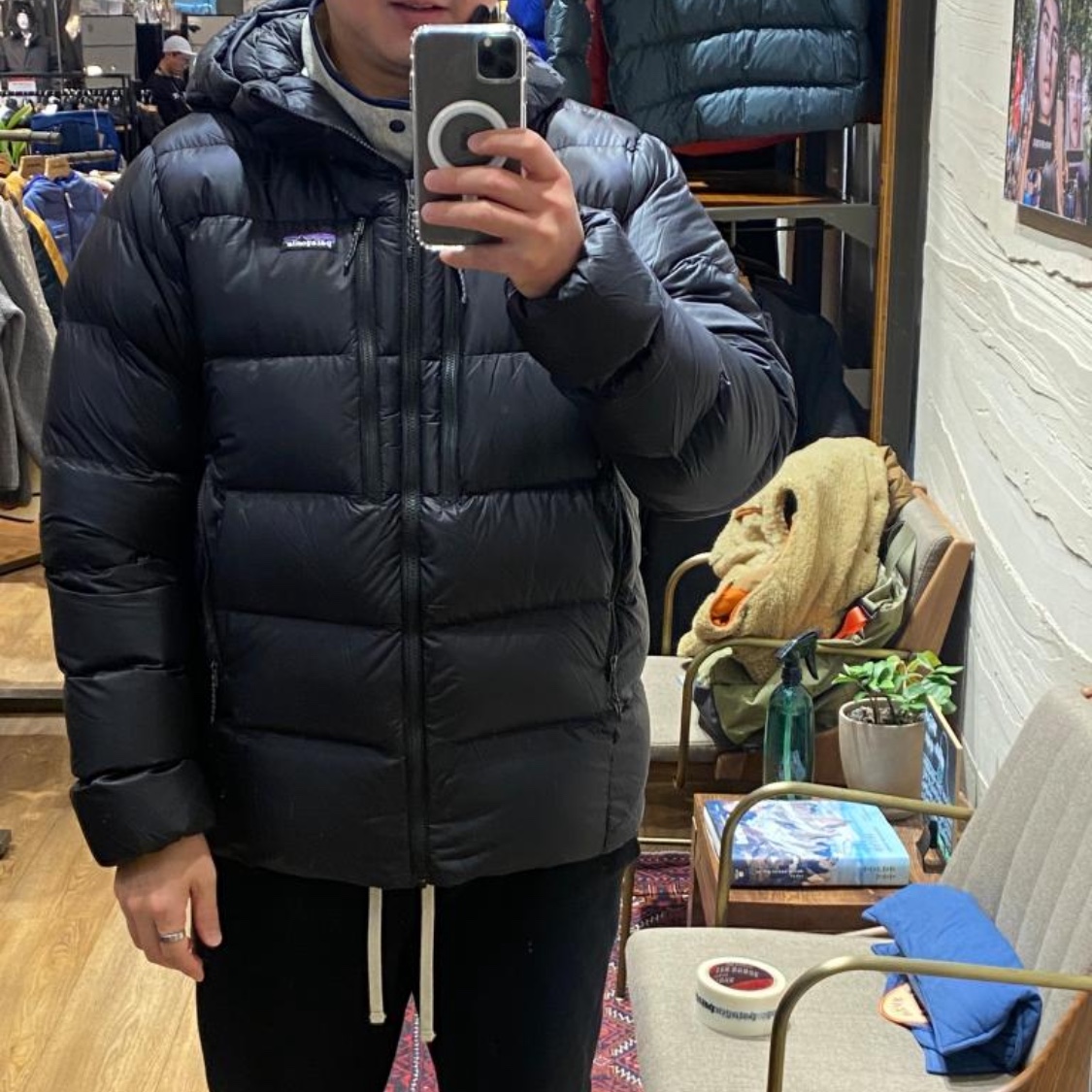 Patagonia Fitz Roy Down Hoody Black 착용 스타일