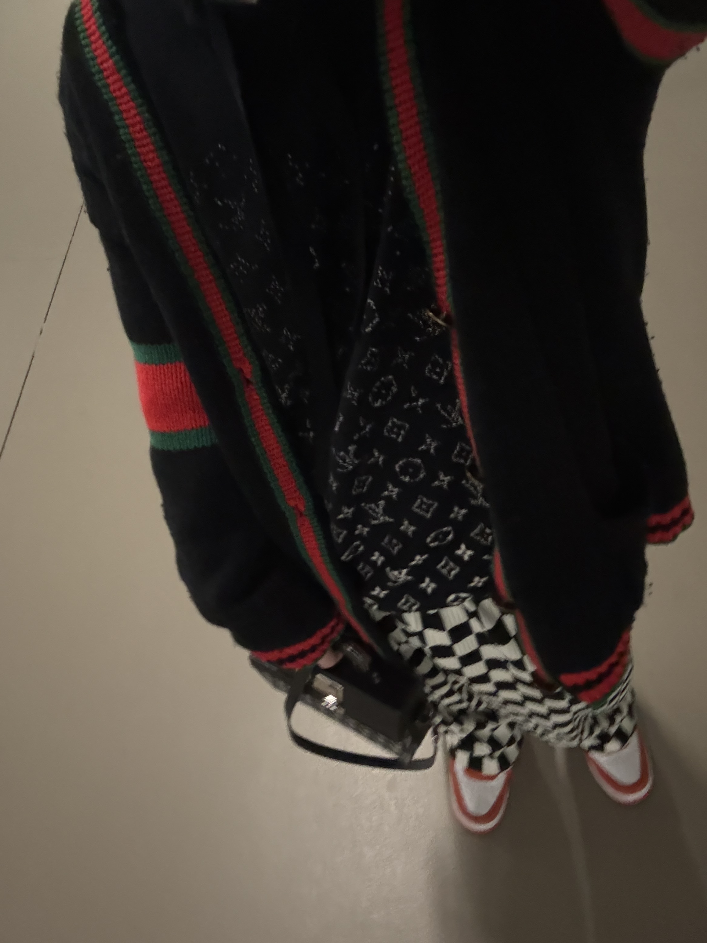 Louis Vuitton Monogram Gradient Hoodie Black, Gucci Wool Knit Cardigan Dark Blue 착용 스타일 - 3