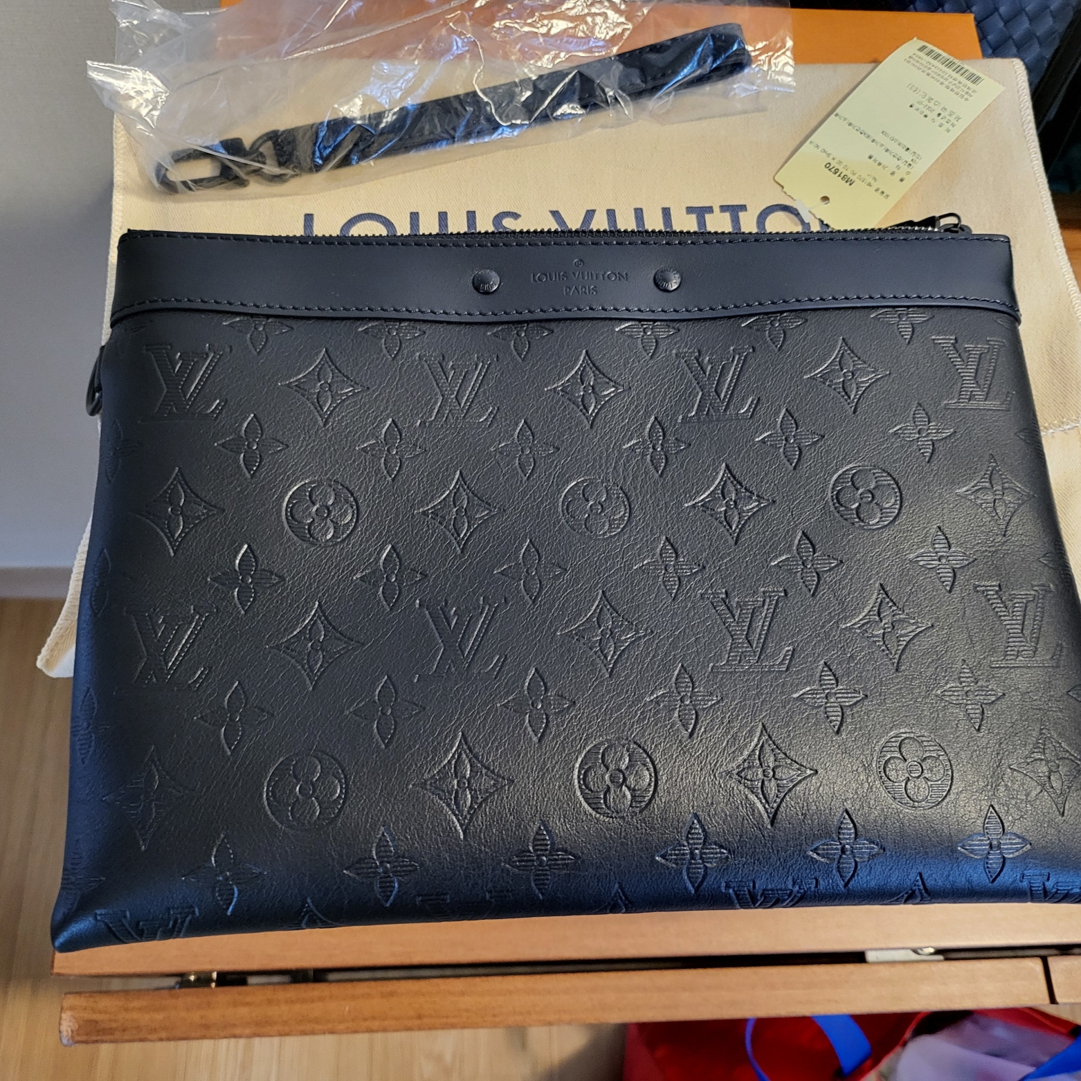 Louis Vuitton Pochette To Go Black 착용 스타일
