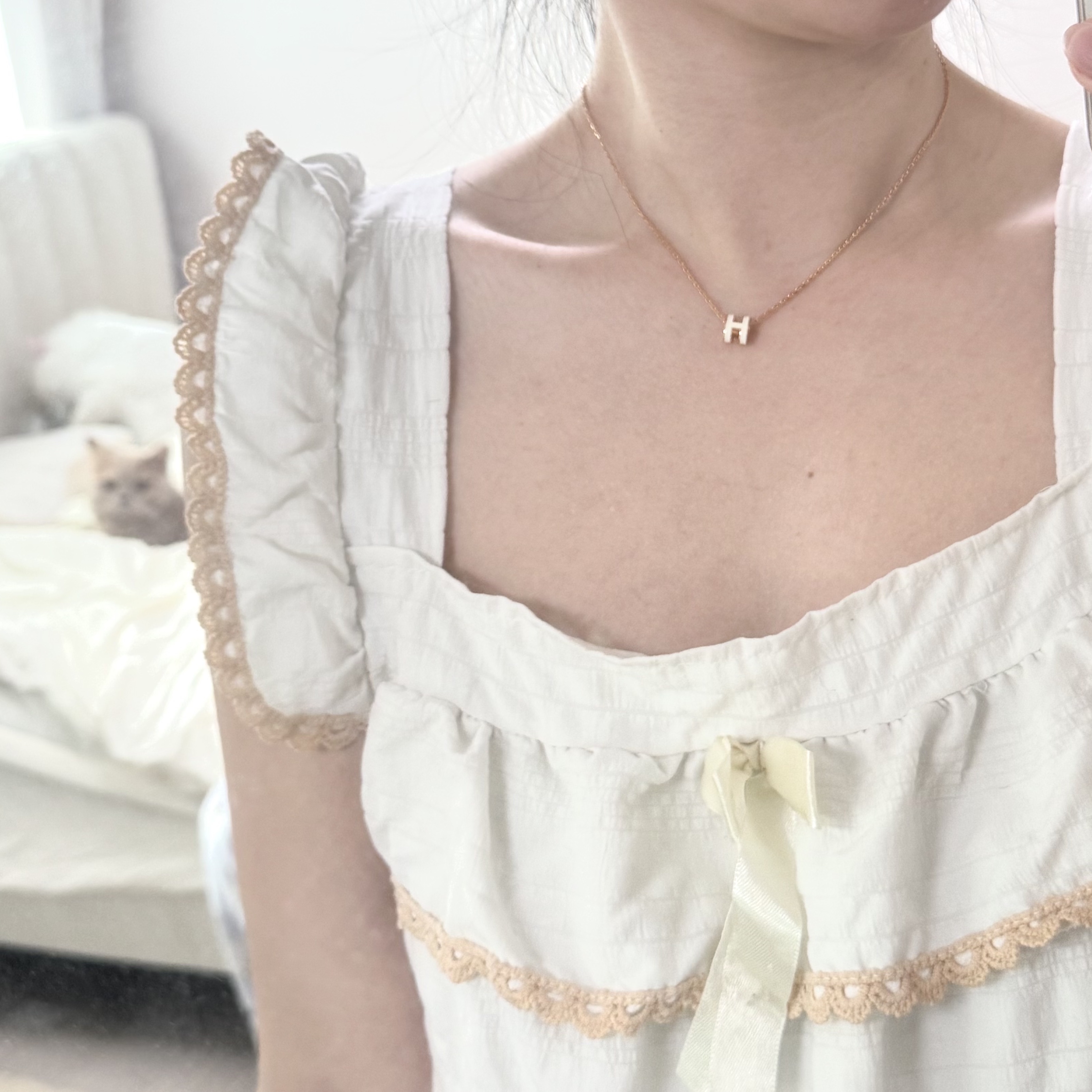 (W) Hermes Mini Pop H Pendant Rose Gold & Blanc 착용 스타일 - 3