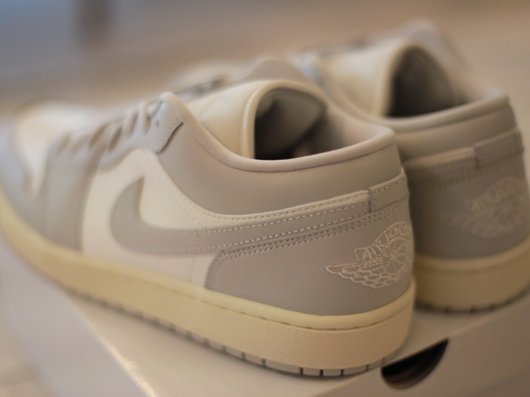 Jordan 1 Low Stealth and White 착용 스타일 - 3