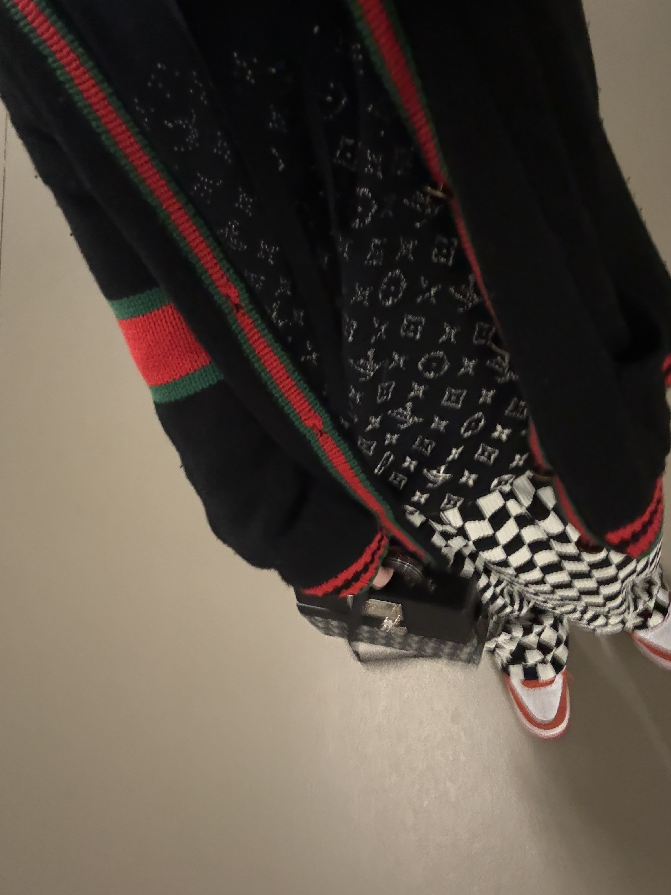 Louis Vuitton Monogram Gradient Hoodie Black, Gucci Wool Knit Cardigan Dark Blue 착용 스타일 - 2