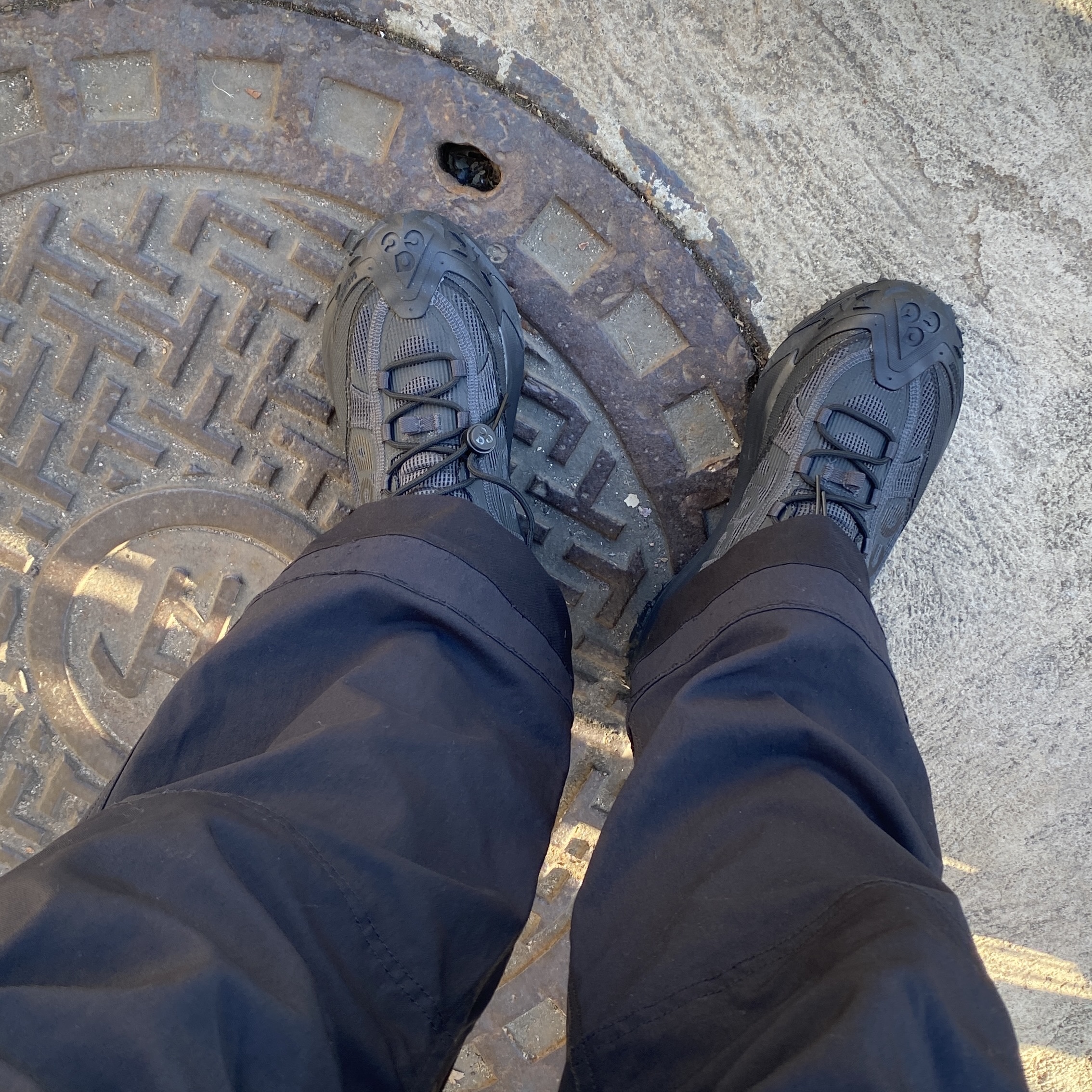 Nike ACG Smith Summit Cargo Pants Black Anthracite - Asia, Nike ACG Mountain Fly 2 Low Gore-Tex Black and Dark Smoke Grey 착용 스타일