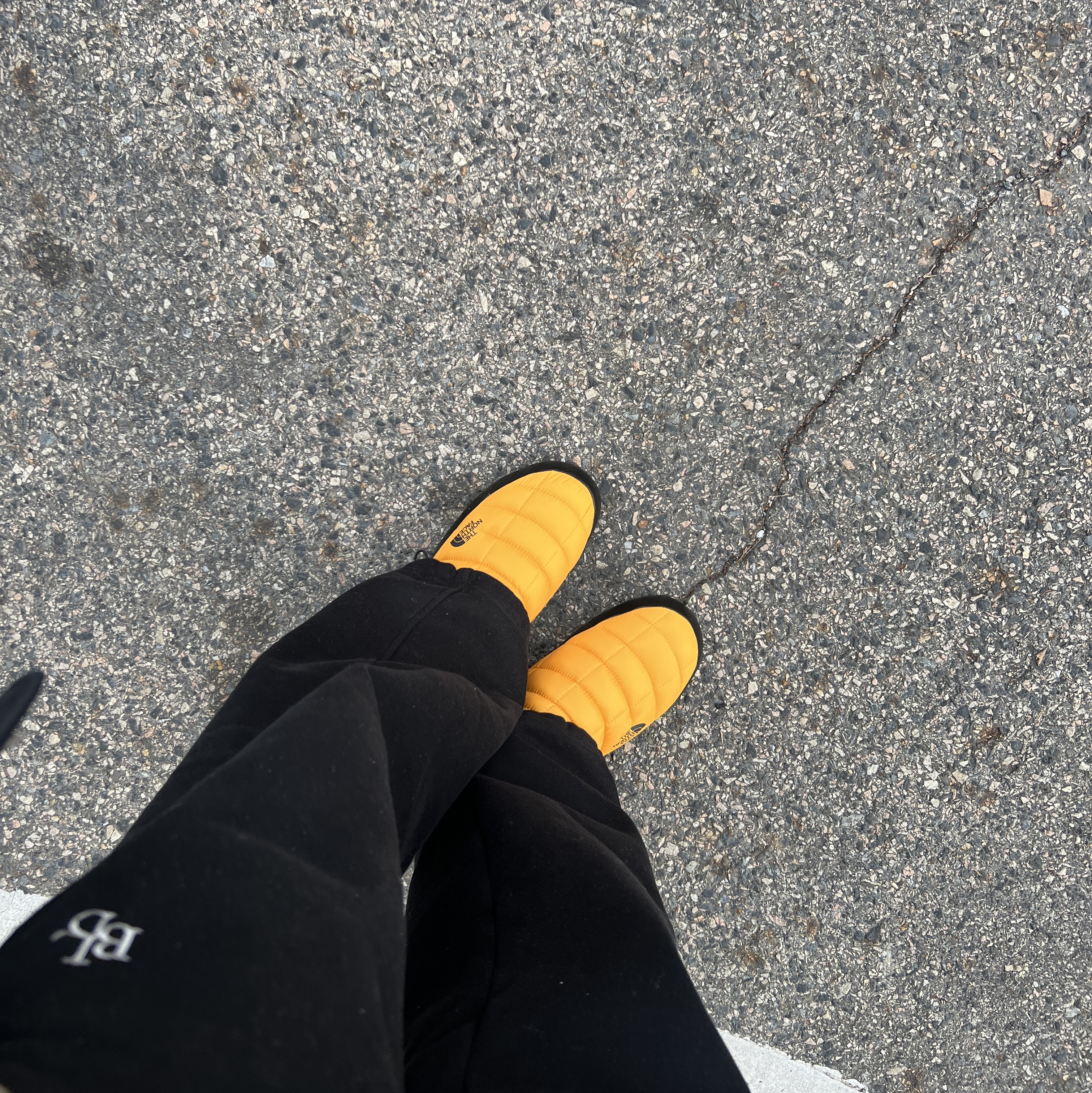 The North Face Thermoball Traction Mule V Summit Gold 착용 스타일