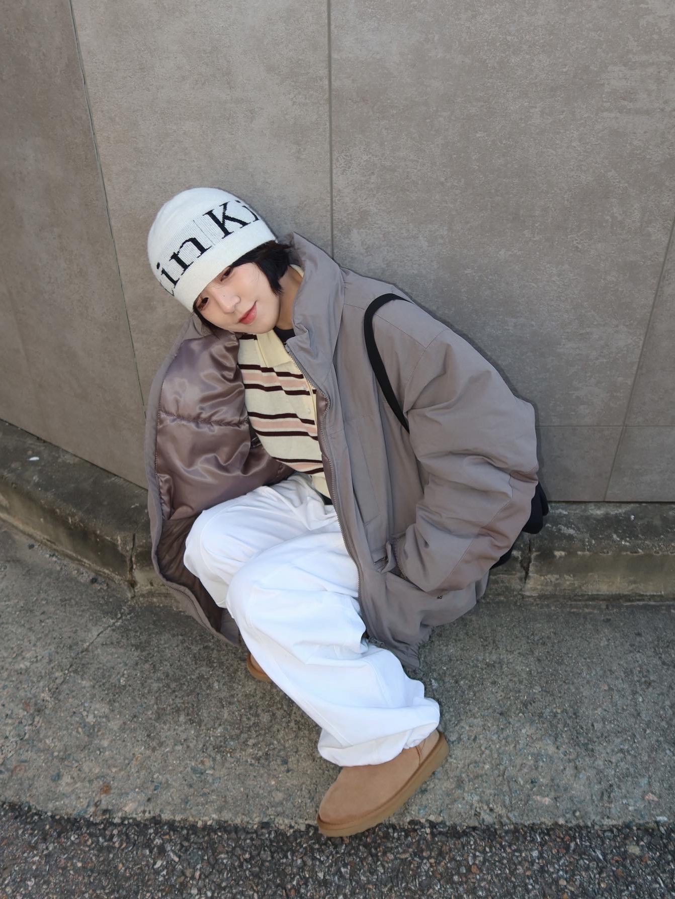 Matin Kim Logo Jacquard Short Beanie White 착용 스타일