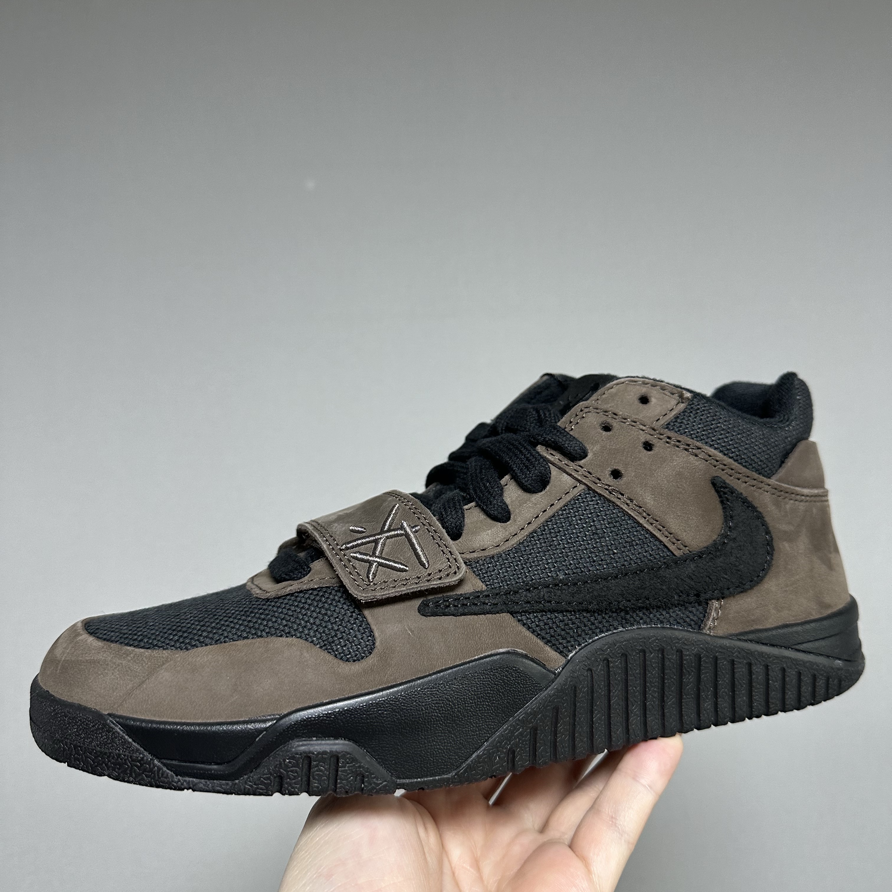 Jordan x Travis Scott Jumpman Jack TR Black and Dark Mocha 착용 스타일 - 1