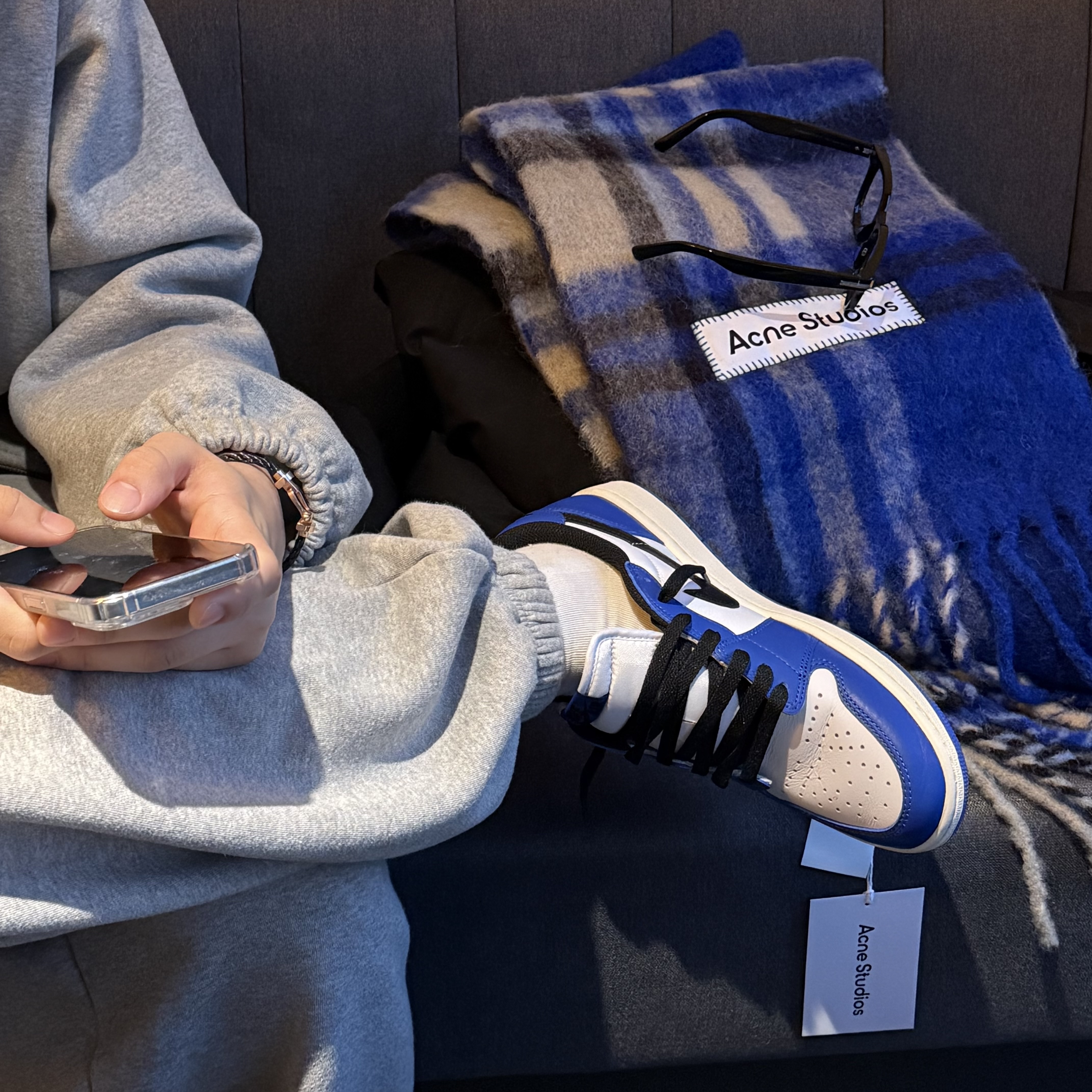 Jordan 1 Retro Low OG Game Royal, Acne Studios Mohair Tartan Muffler Electric Blue Beige 착용 스타일 - 2