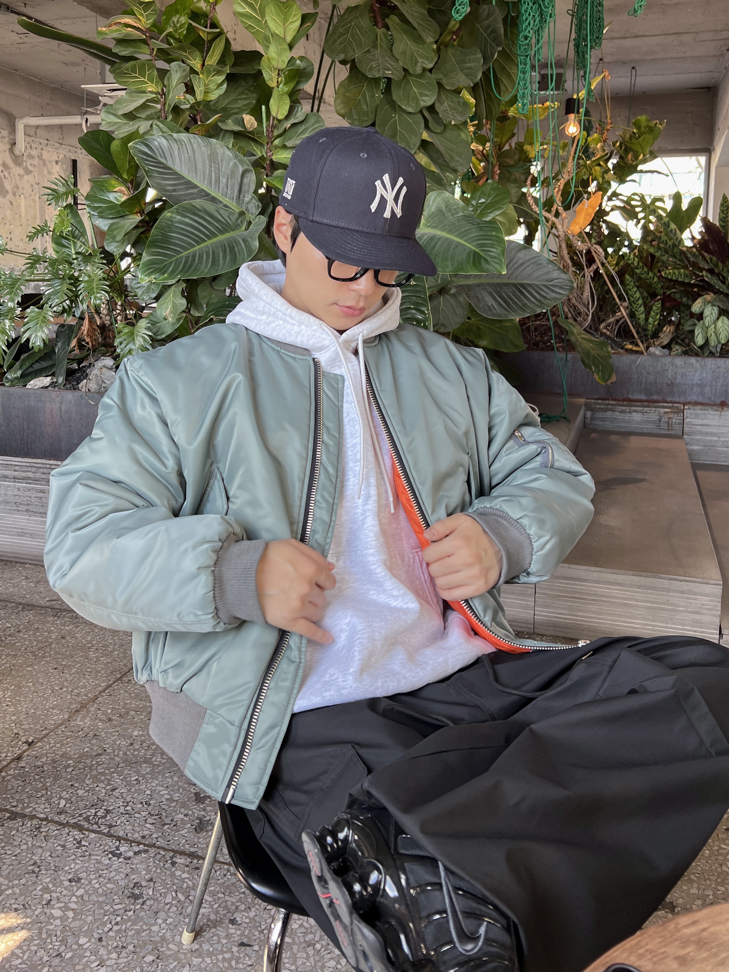 (W) Nike Shox TL Black and Max Orange, Thisisneverthat x New Era x MLB New York Yankees 59Fifty Classic Navy 착용 스타일