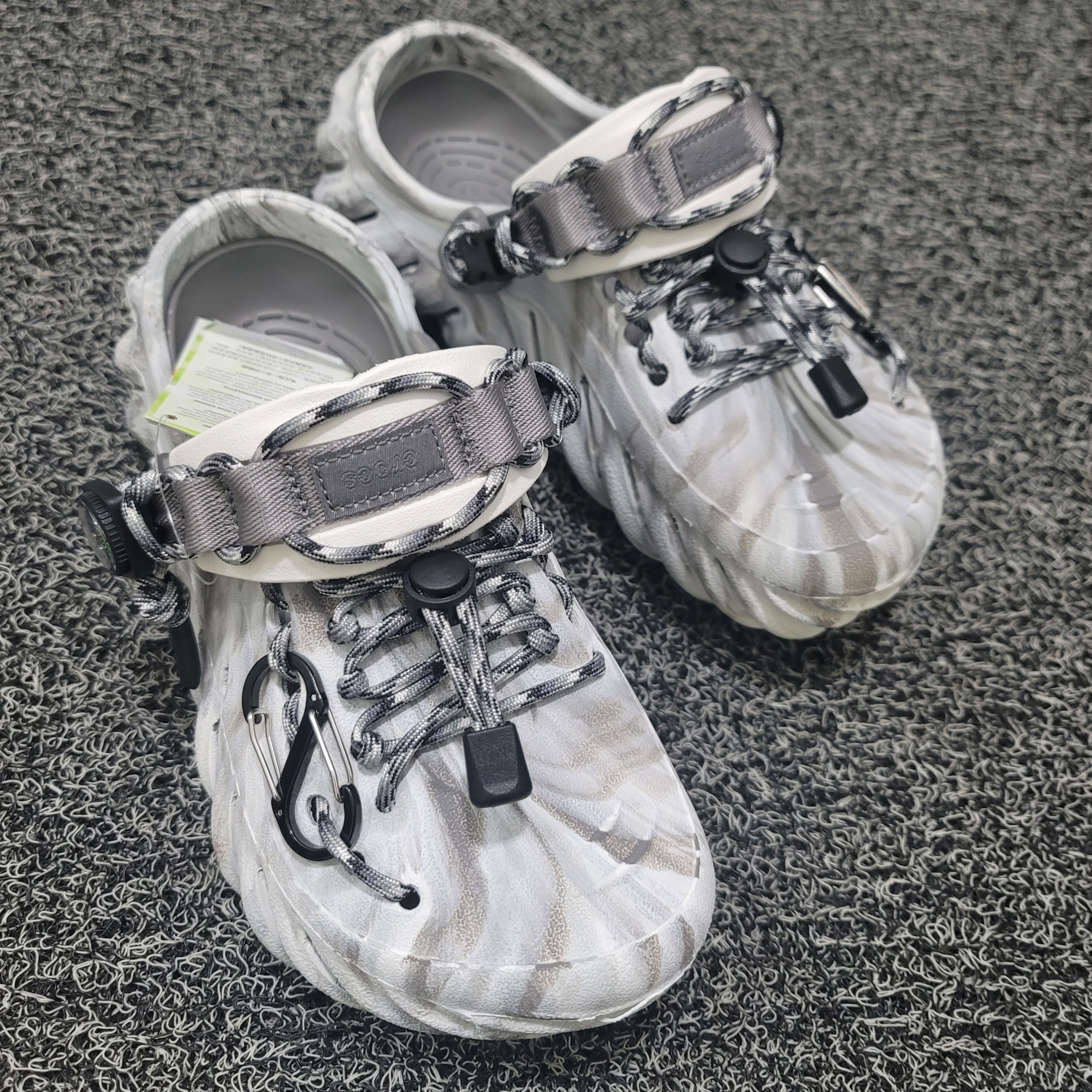 Crocs Echo Marbled Clog Moonlight Multi 착용 스타일