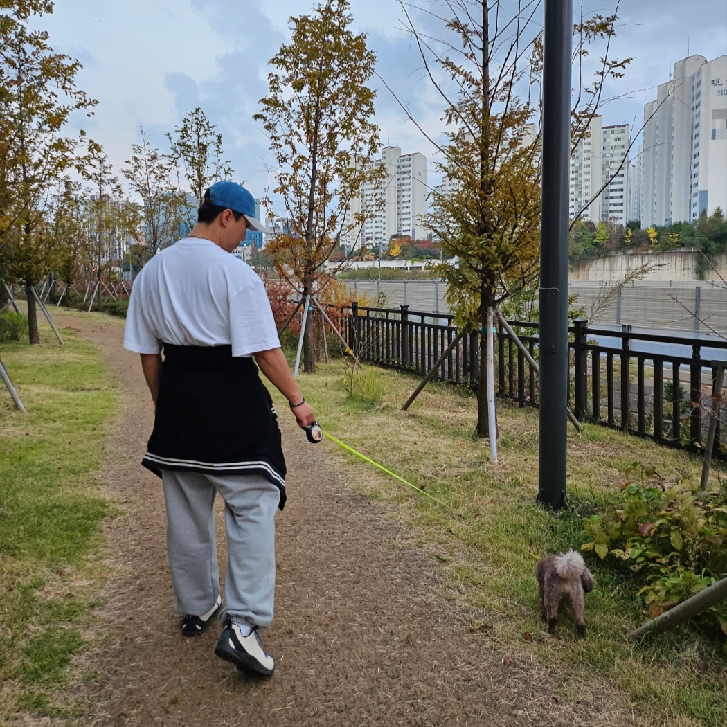 (W) Keen Jasper Suede Sneakers Birch Fawn, Supreme 2-Tone S Logo 6-Panel Washed Denim - 24SS 착용 스타일 - 2