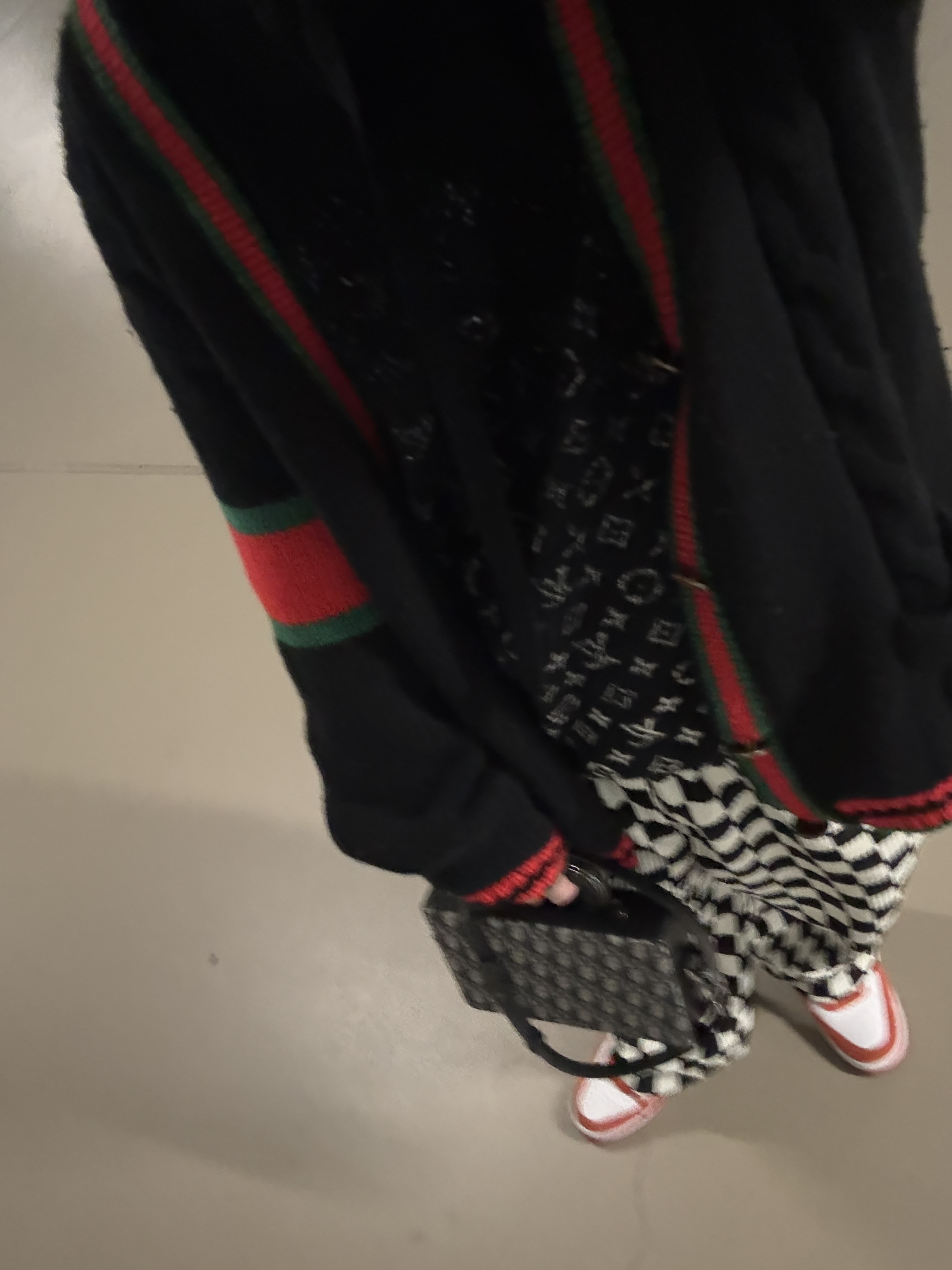 Louis Vuitton Monogram Gradient Hoodie Black, Gucci Wool Knit Cardigan Dark Blue 착용 스타일 - 4