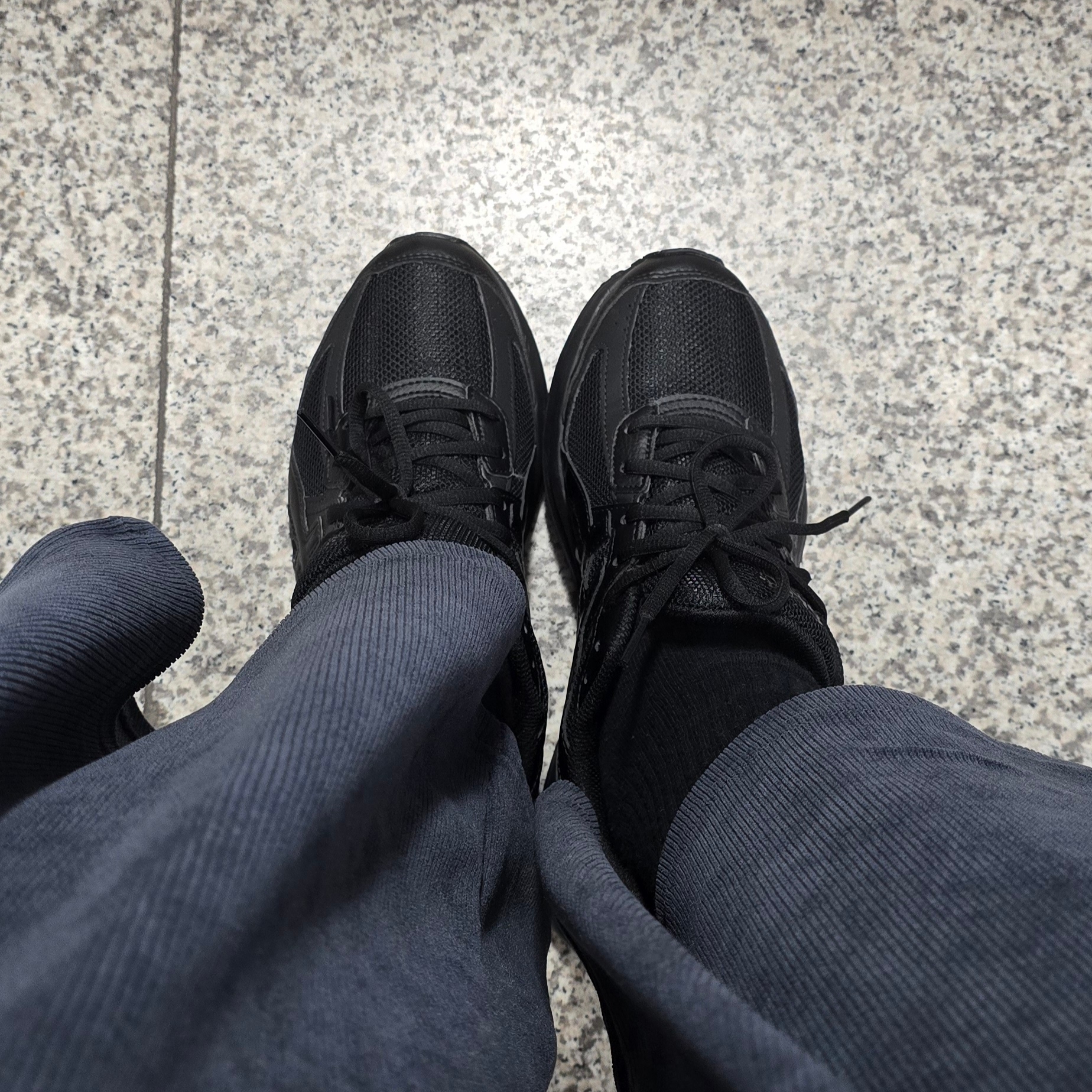 Asics Jog 100 S Black - 2E Wide 착용 스타일