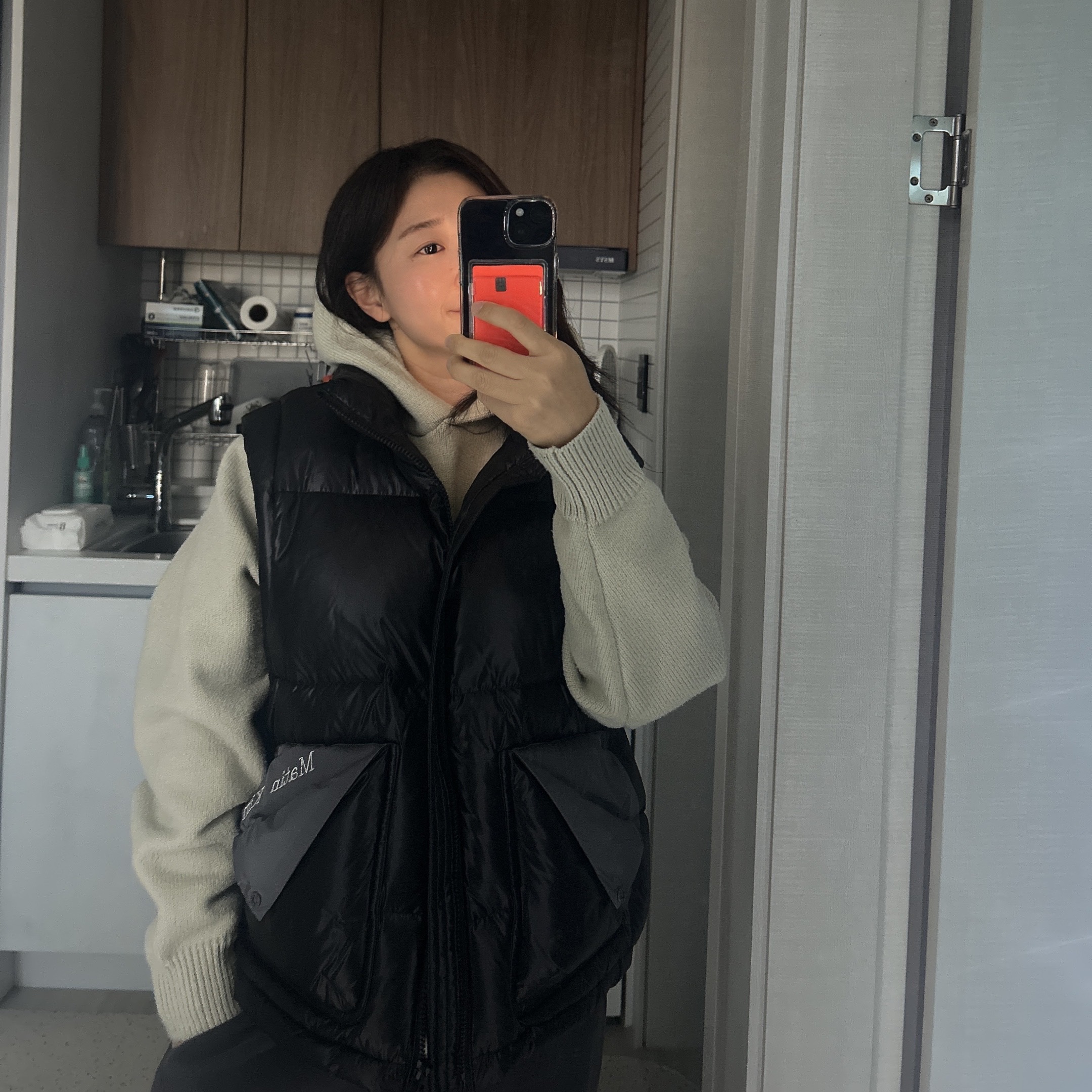 (W) Matin Kim Folded Pocket Down Vest Black 착용 스타일