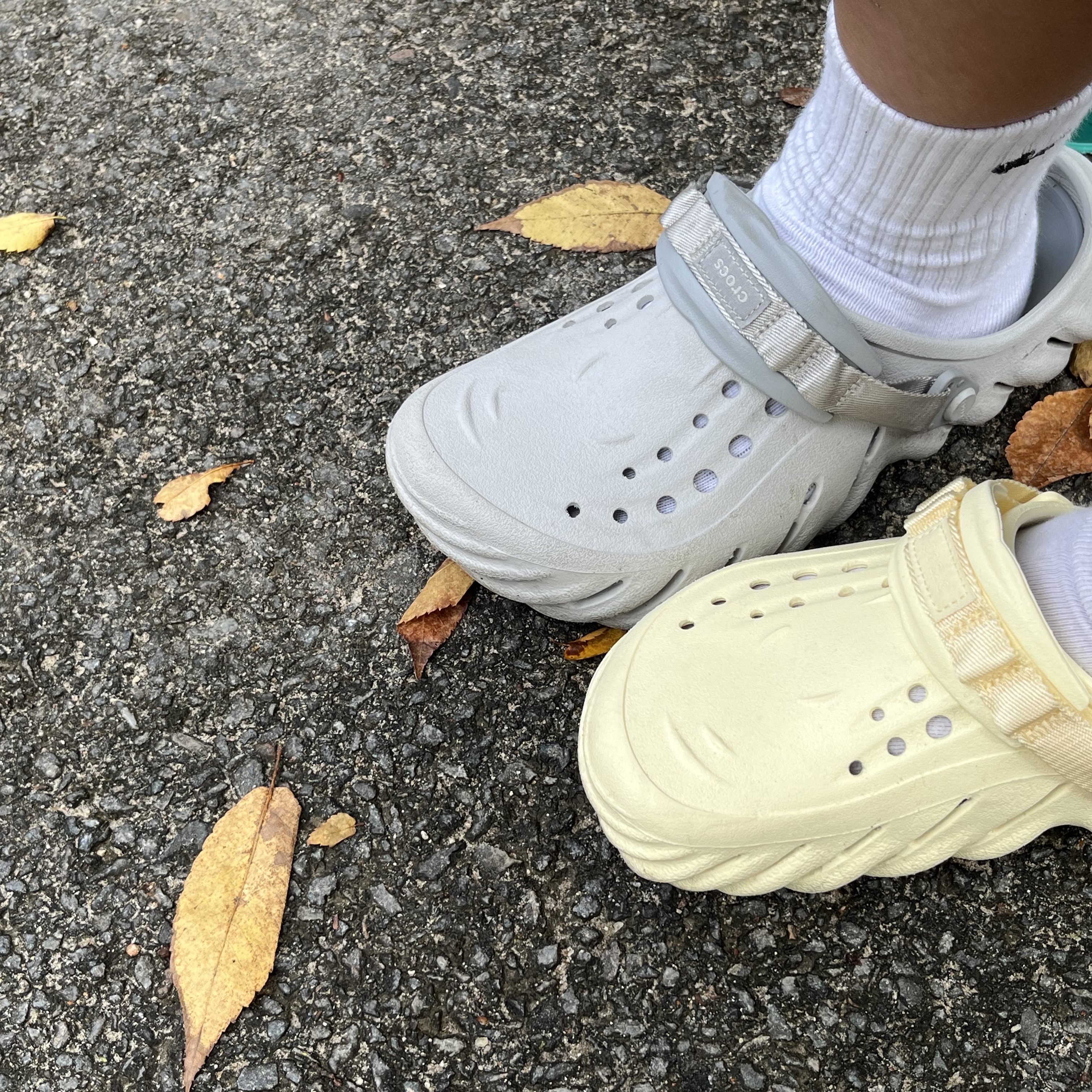Crocs Echo Clog Atmosphere, Crocs Echo Clog Buttercream 착용 스타일