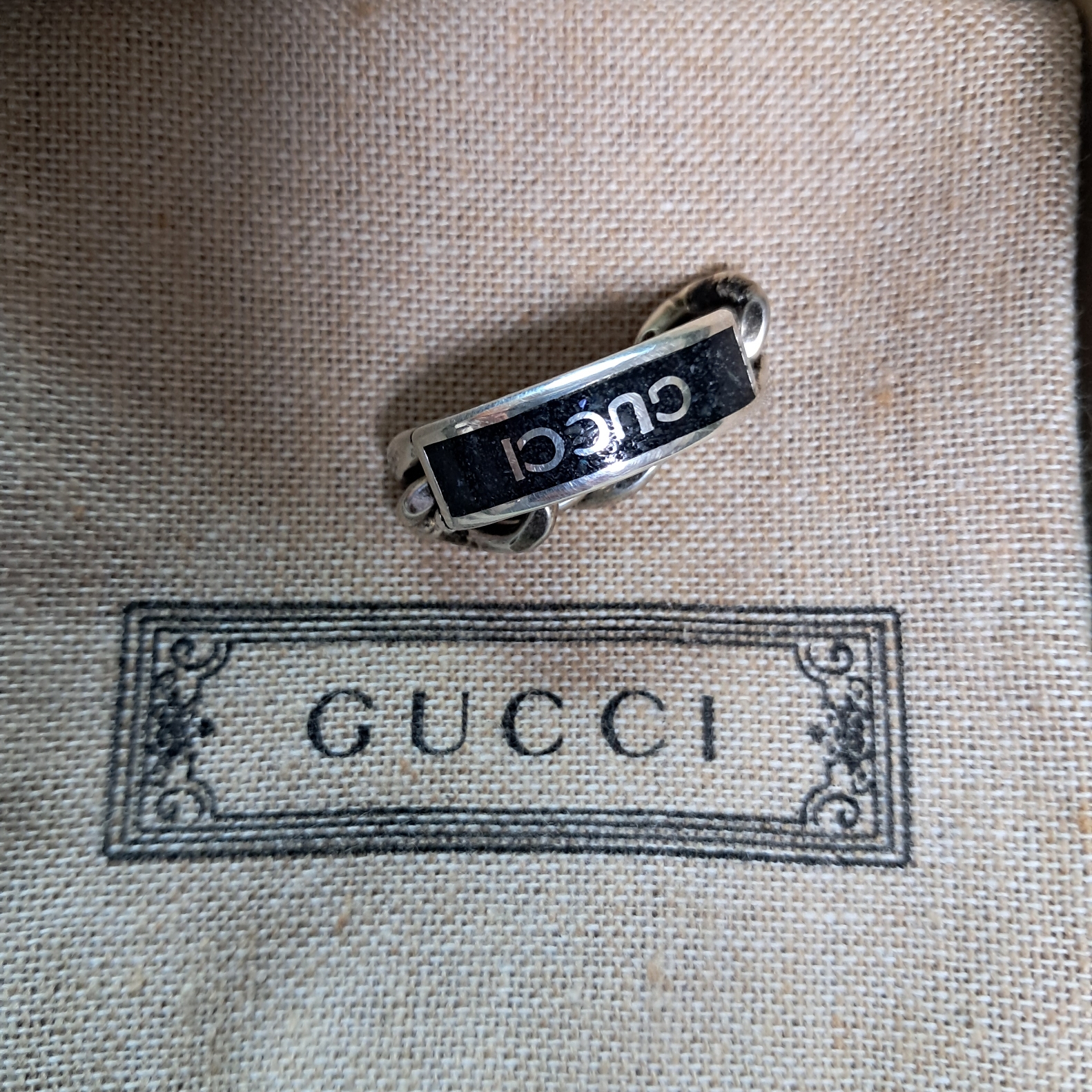 Gucci Logo Ring With Enamel Silver 착용 스타일