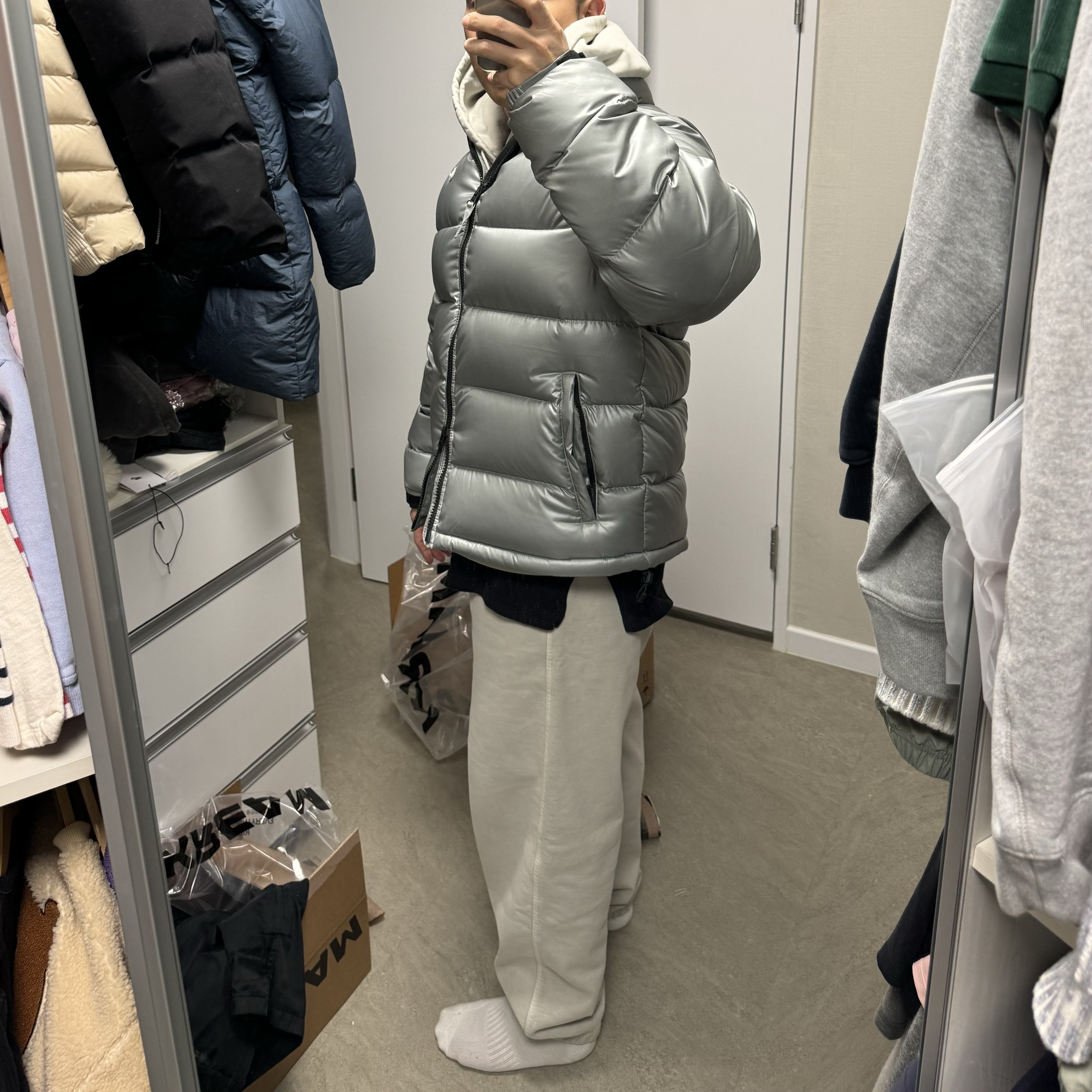 Nike x Drake Nocta Sunset Puffer Jacket Mica Green Cyber (FN8196-330), Nike x Stussy Pigment Dyed Fleece Pants Light Bone (FZ9992-072) 착용 스타일 - 3