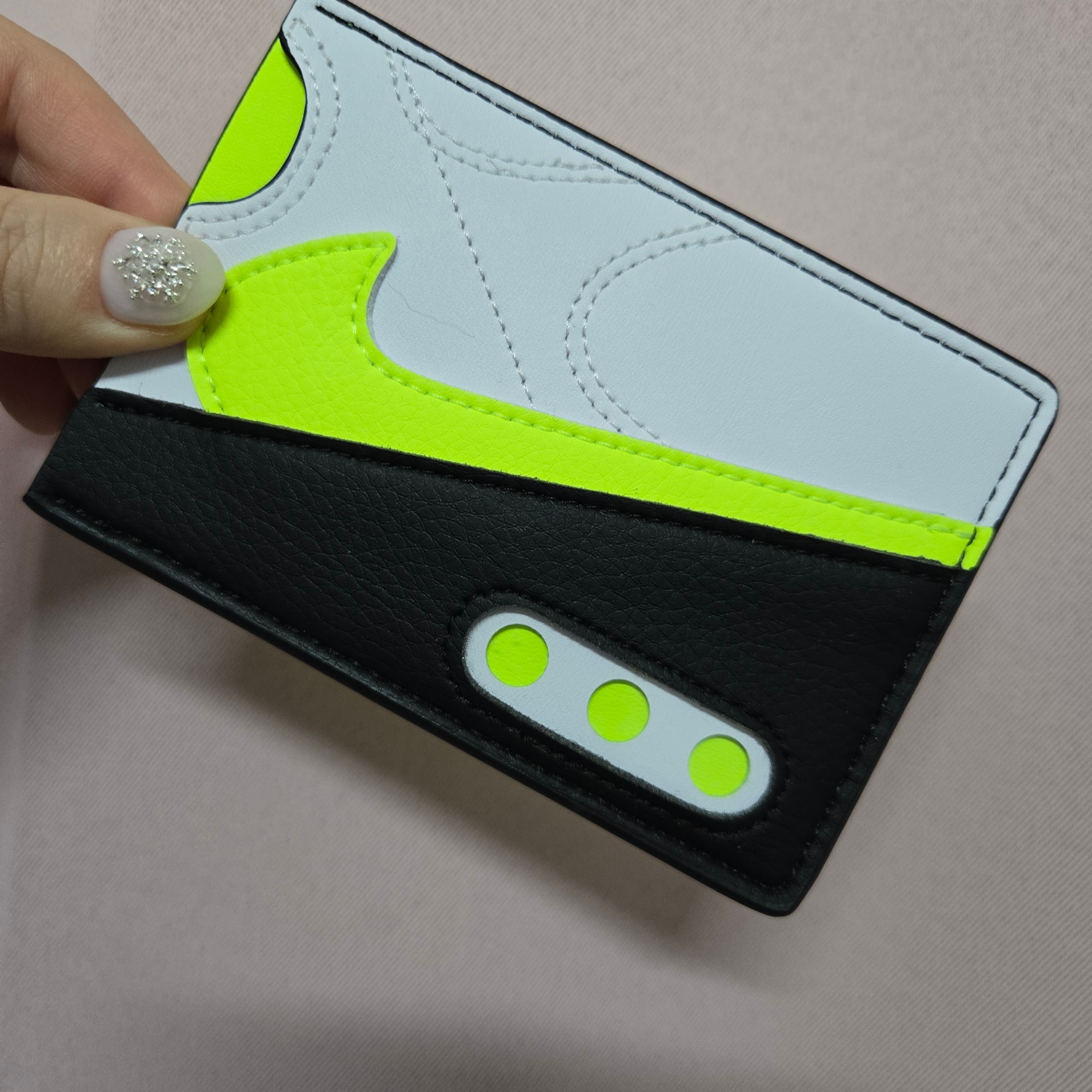 Nike Icon Air Max 90 Card Wallet White 착용 스타일 - 1
