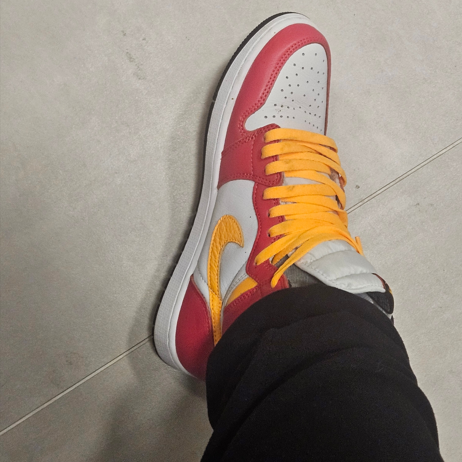 Jordan 1 Retro High OG Light Fusion Red 착용 스타일