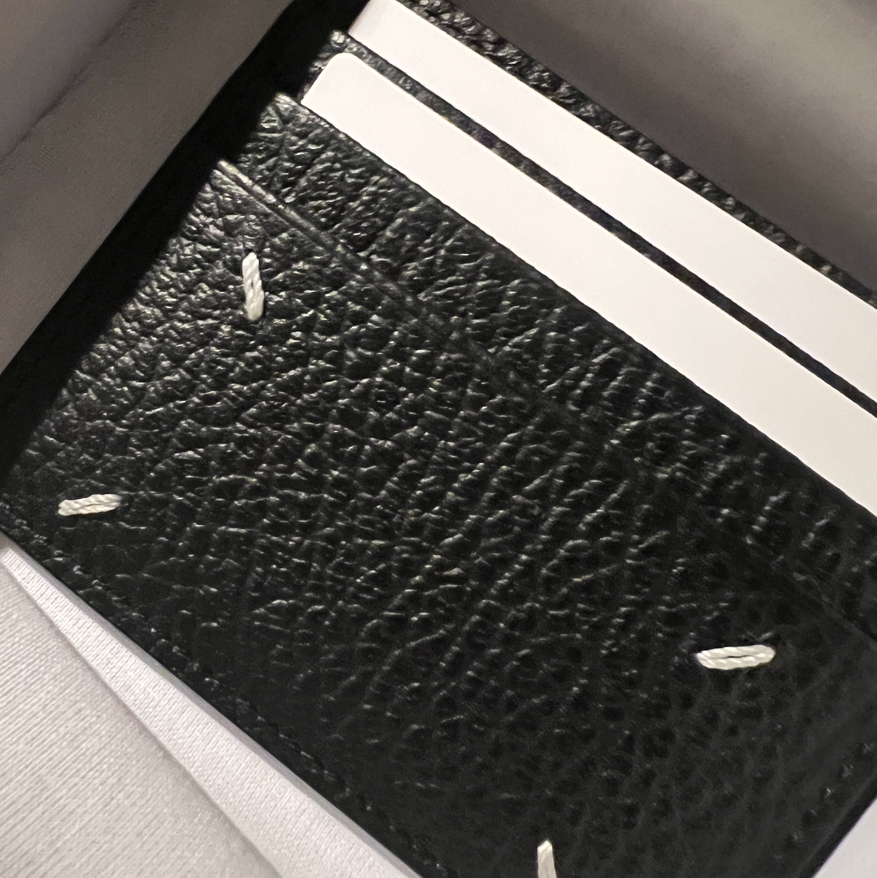 Maison Margiela Stitch Card Holder Black 착용 스타일