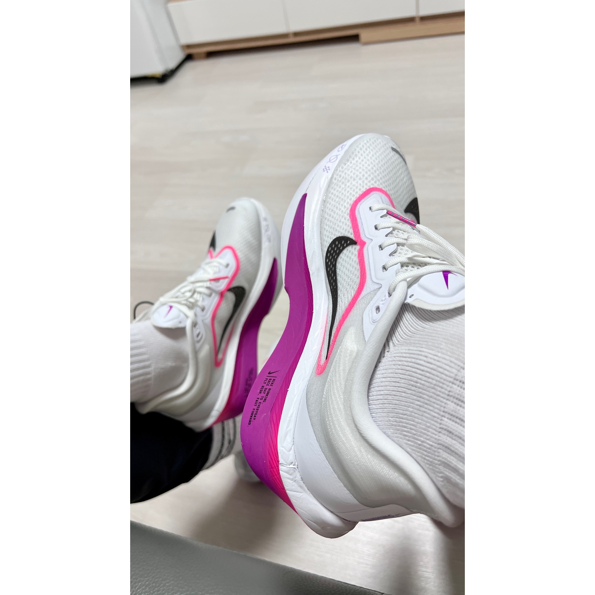 Nike Zoom Fly 6 White Vivid Grape 착용 스타일 - 2