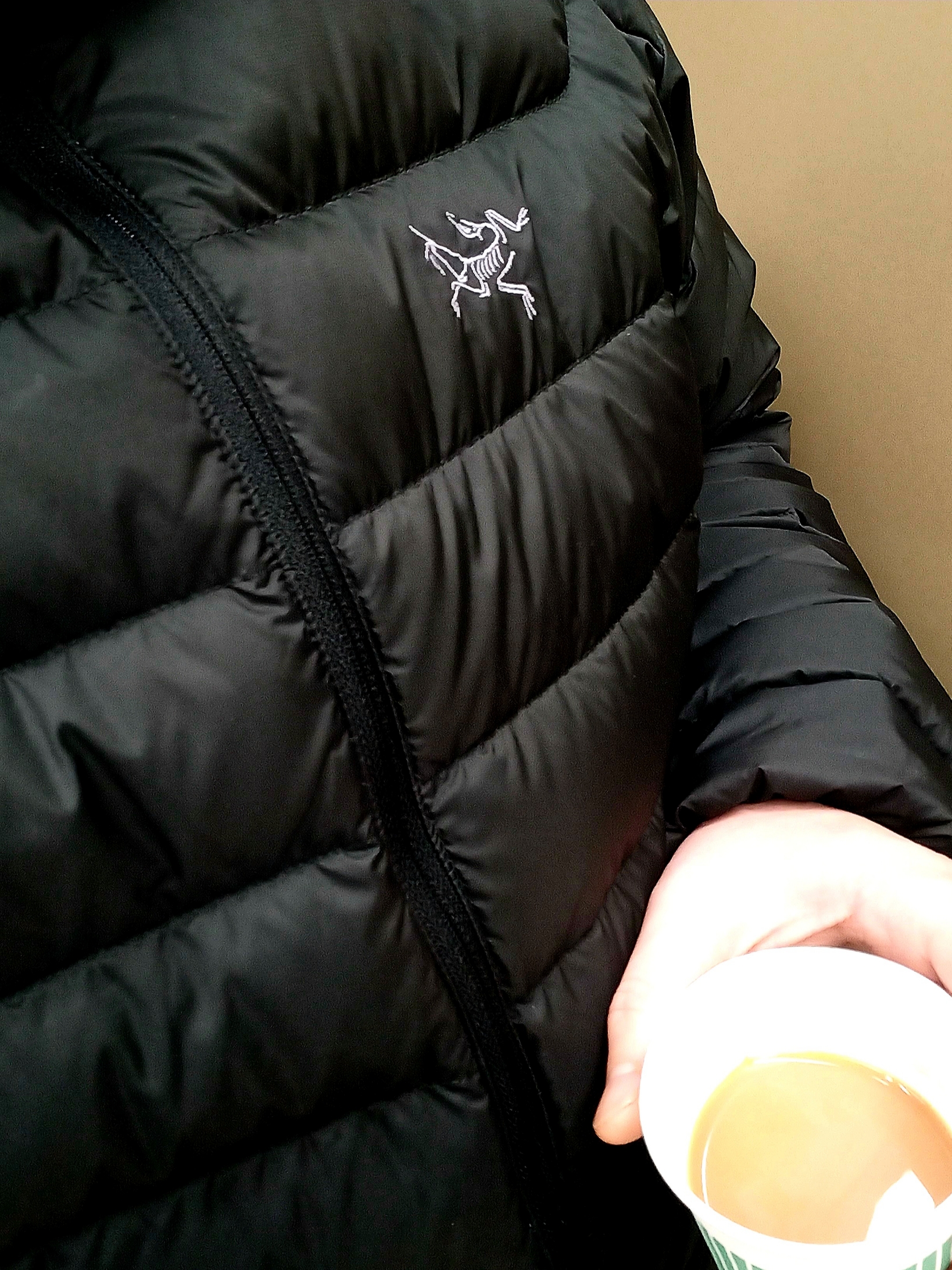 Arc'teryx Cerium Hoody Black, UGG Tasman Slipper Chestnut 착용 스타일 - 3