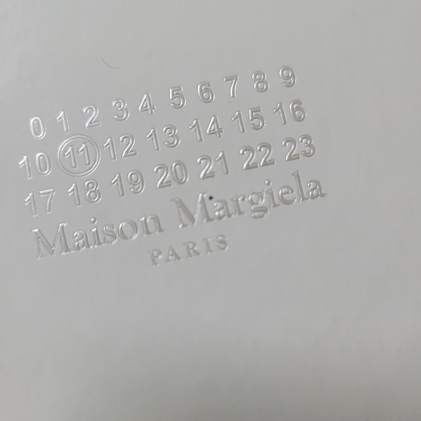 Maison Margiela Logo Cuff Yellow 착용 스타일 - 2