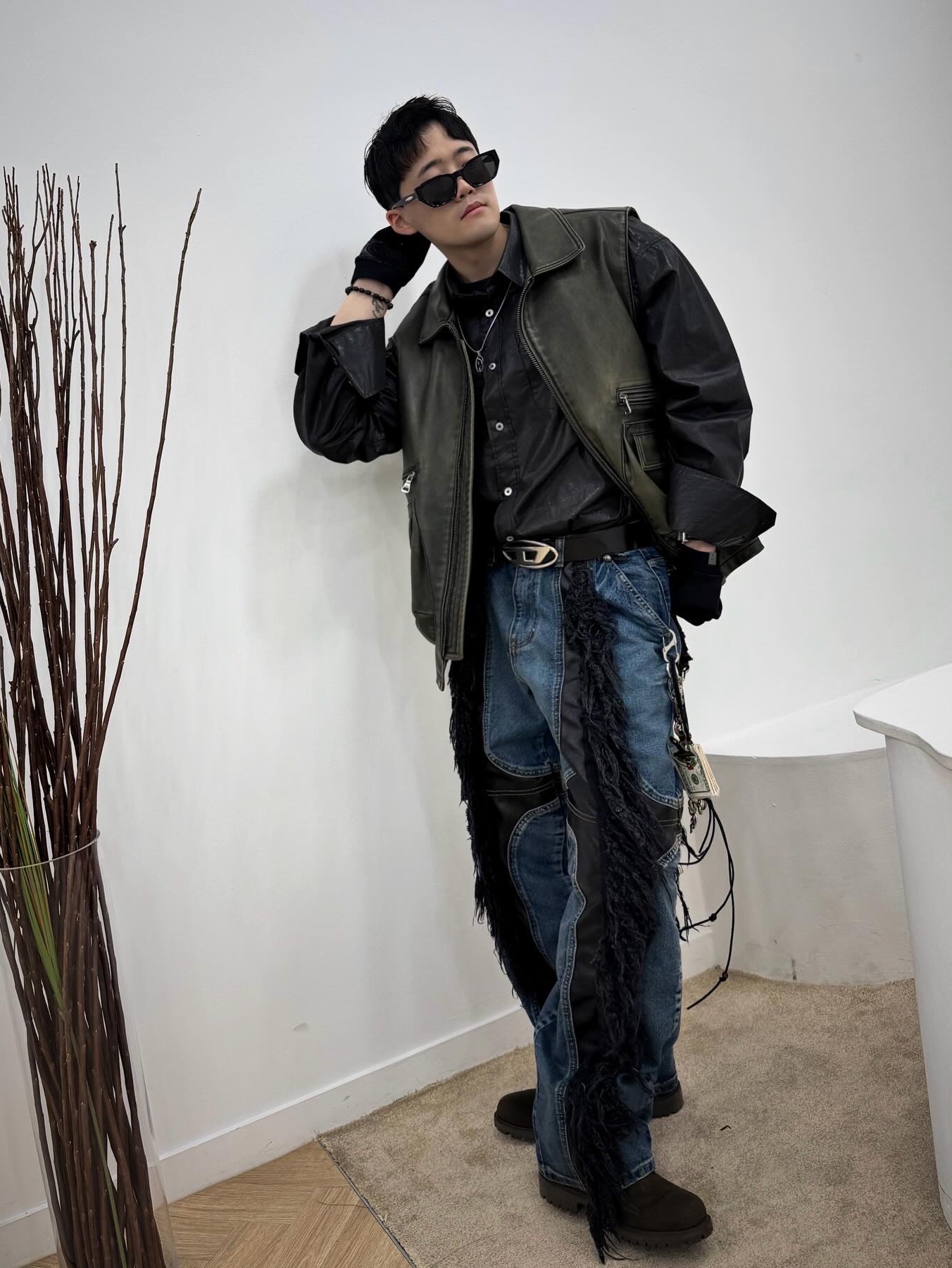 Diesel Dx1342 Stainless Steel Pendant Necklace Silver, Diesel B-1DR Leather Belt with D Buckle Black 착용 스타일 - 3