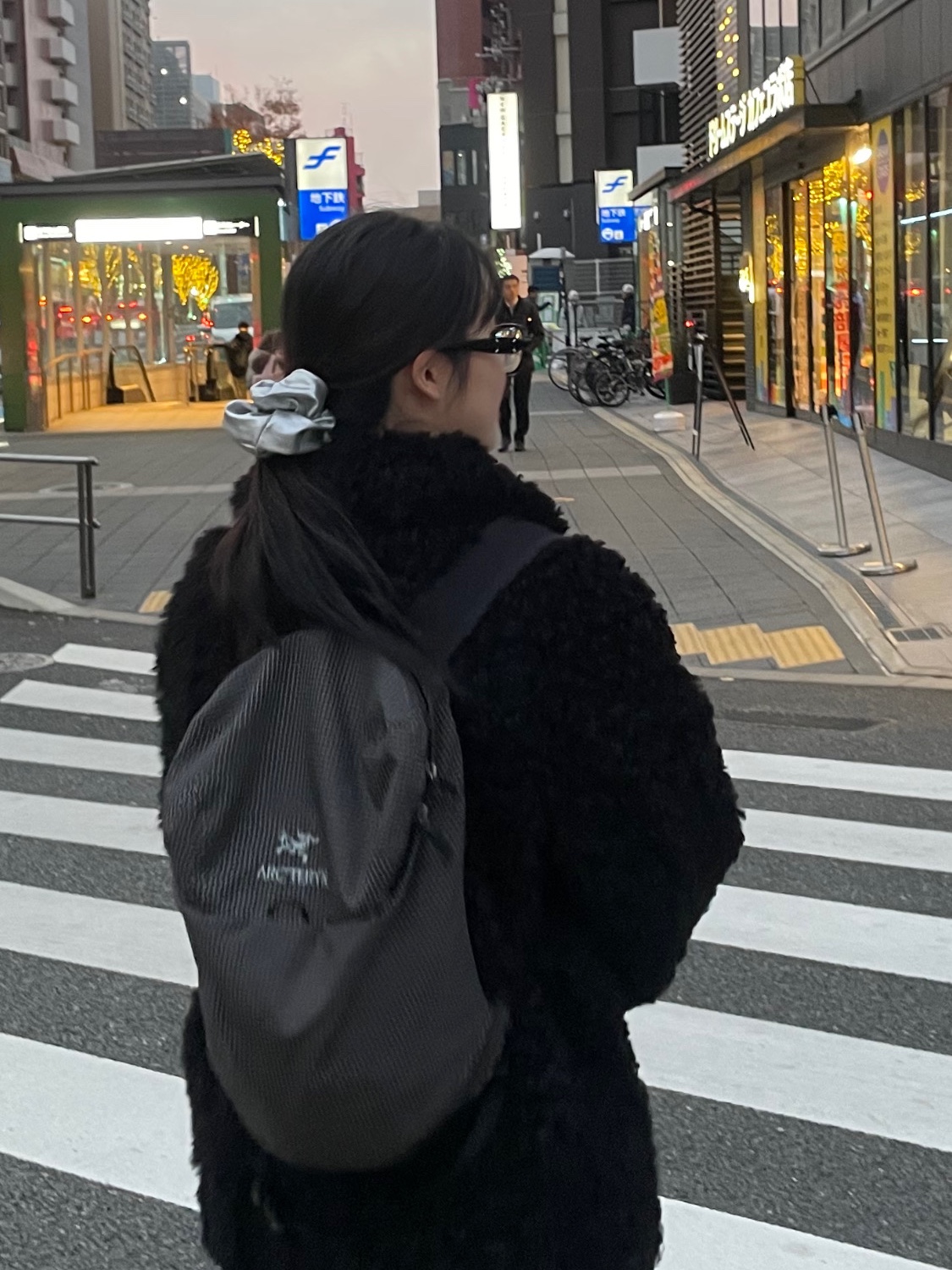 Roa Hiking Katharina Black, Arc'teryx Konseal 15 Backpack Black 착용 스타일 - 3