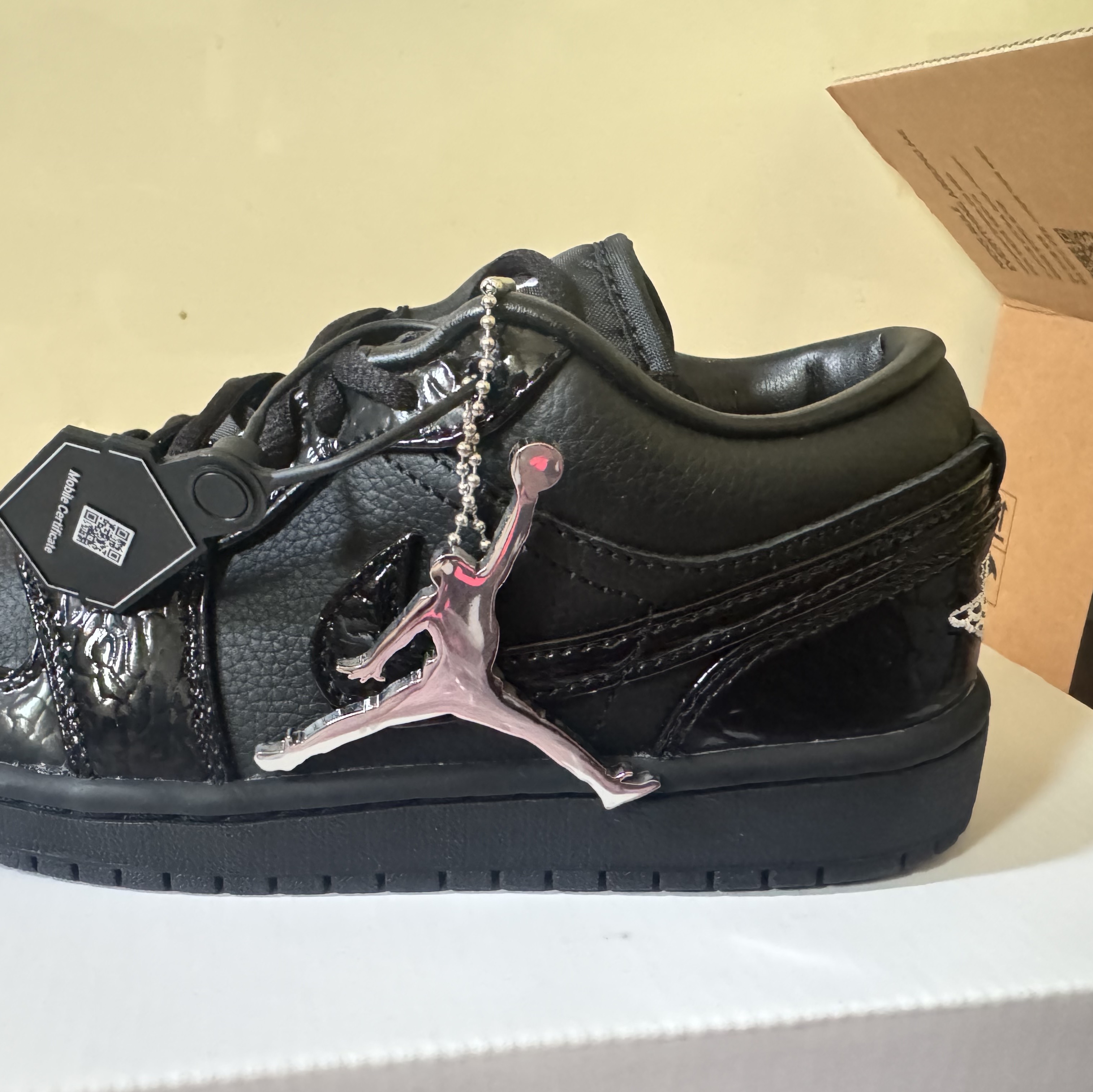 (W) Jordan 1 Low SE Black Metallic Silver 착용 스타일