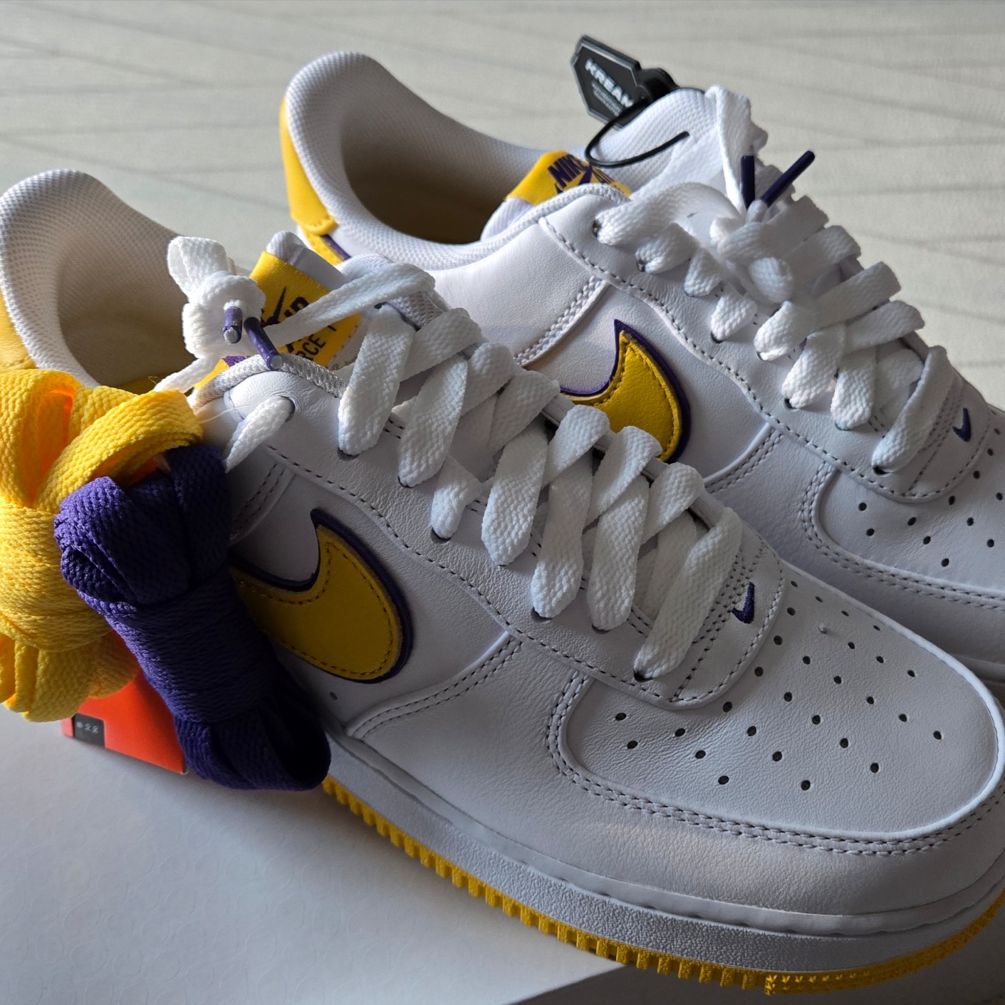 Nike x Kobe Bryant Air Force 1 Low Retro QS Varsity Maize and Varsity Purple 착용 스타일 - 1