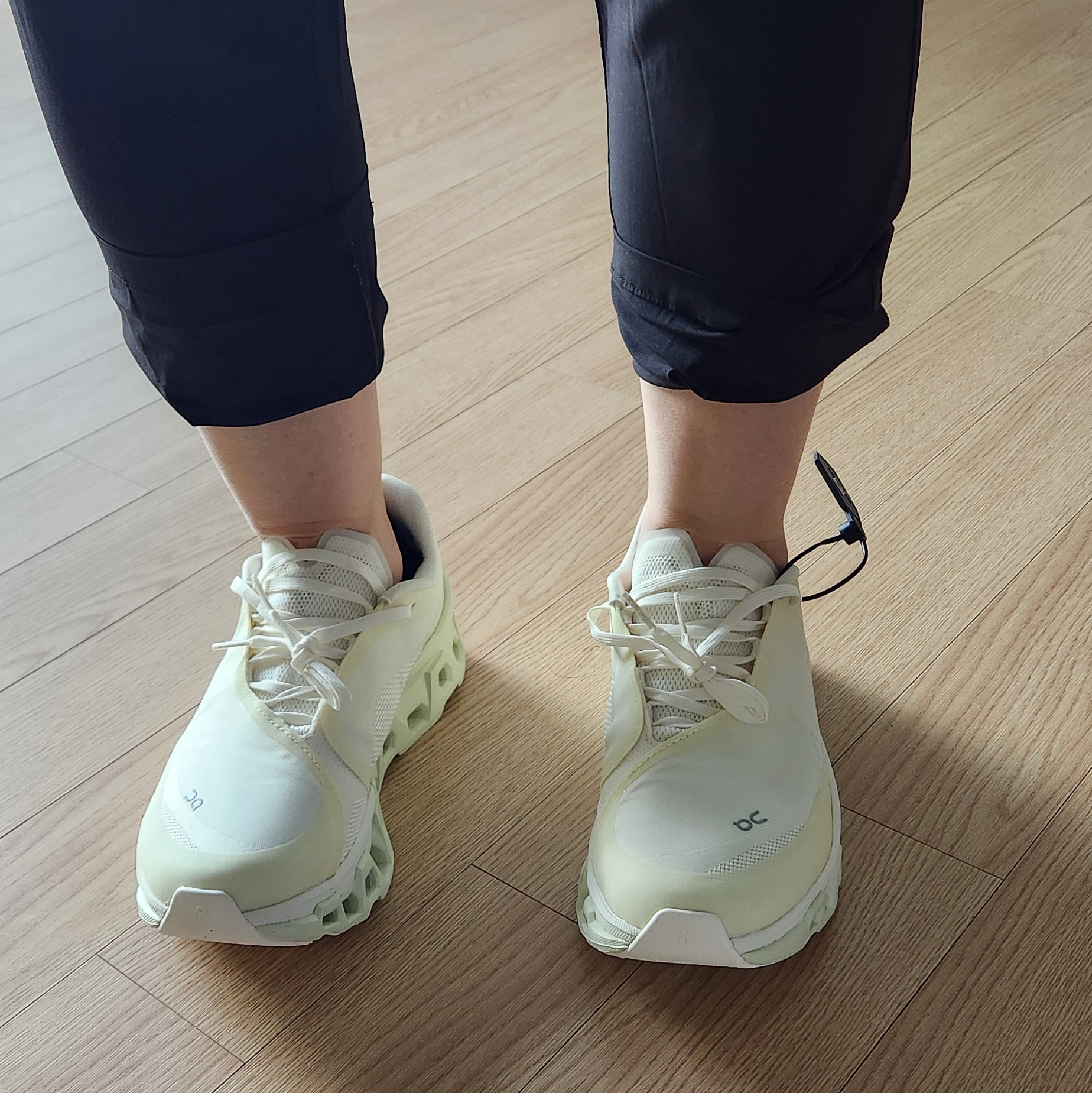 (W) On Running x Post Archive Faction (Paf) Cloudmonster 2 Seedling White 착용 스타일