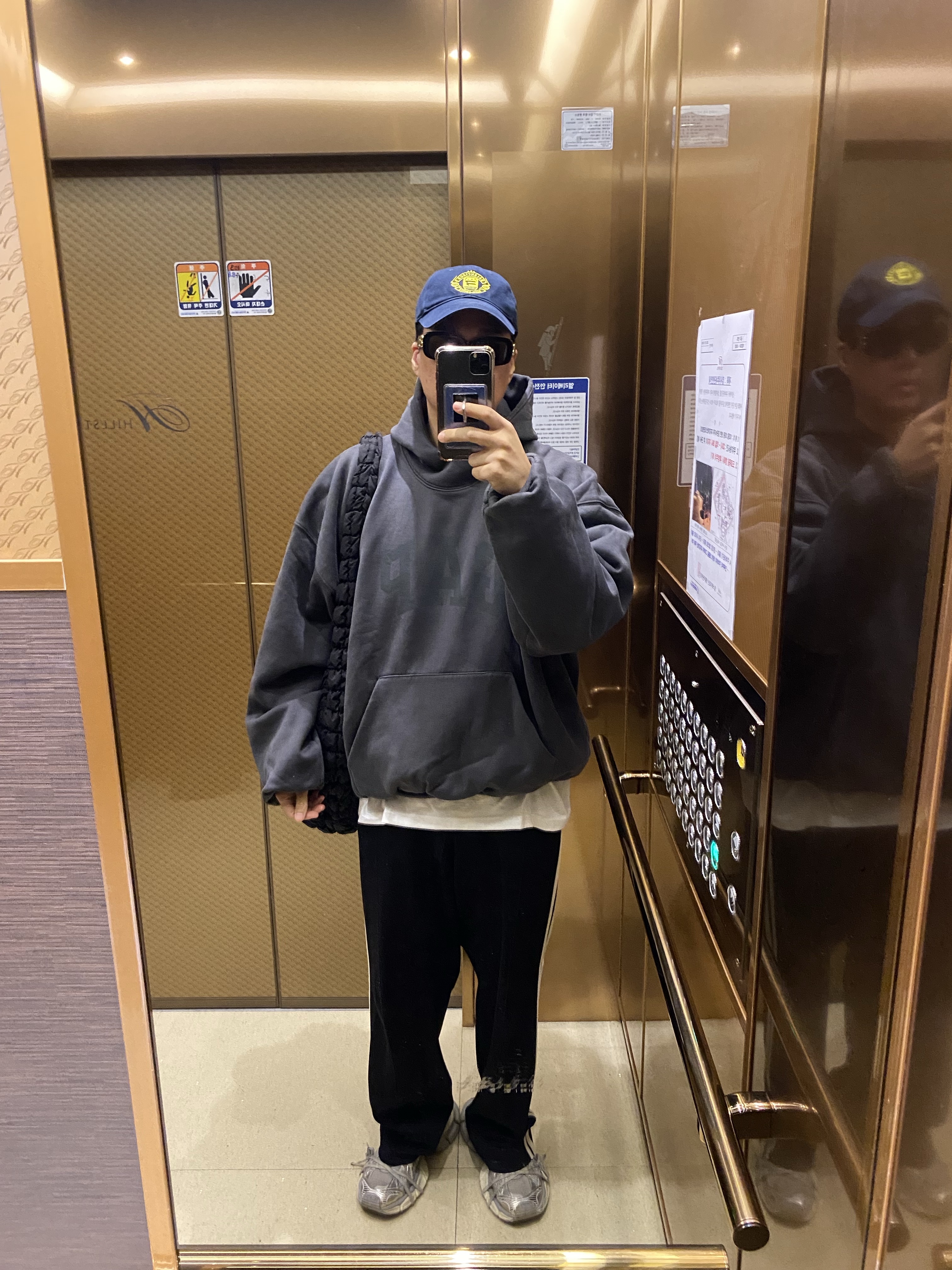 Balenciaga 3XL Sneakers Light Beige, Balenciaga Quest Cap Navy 착용 스타일 - 1