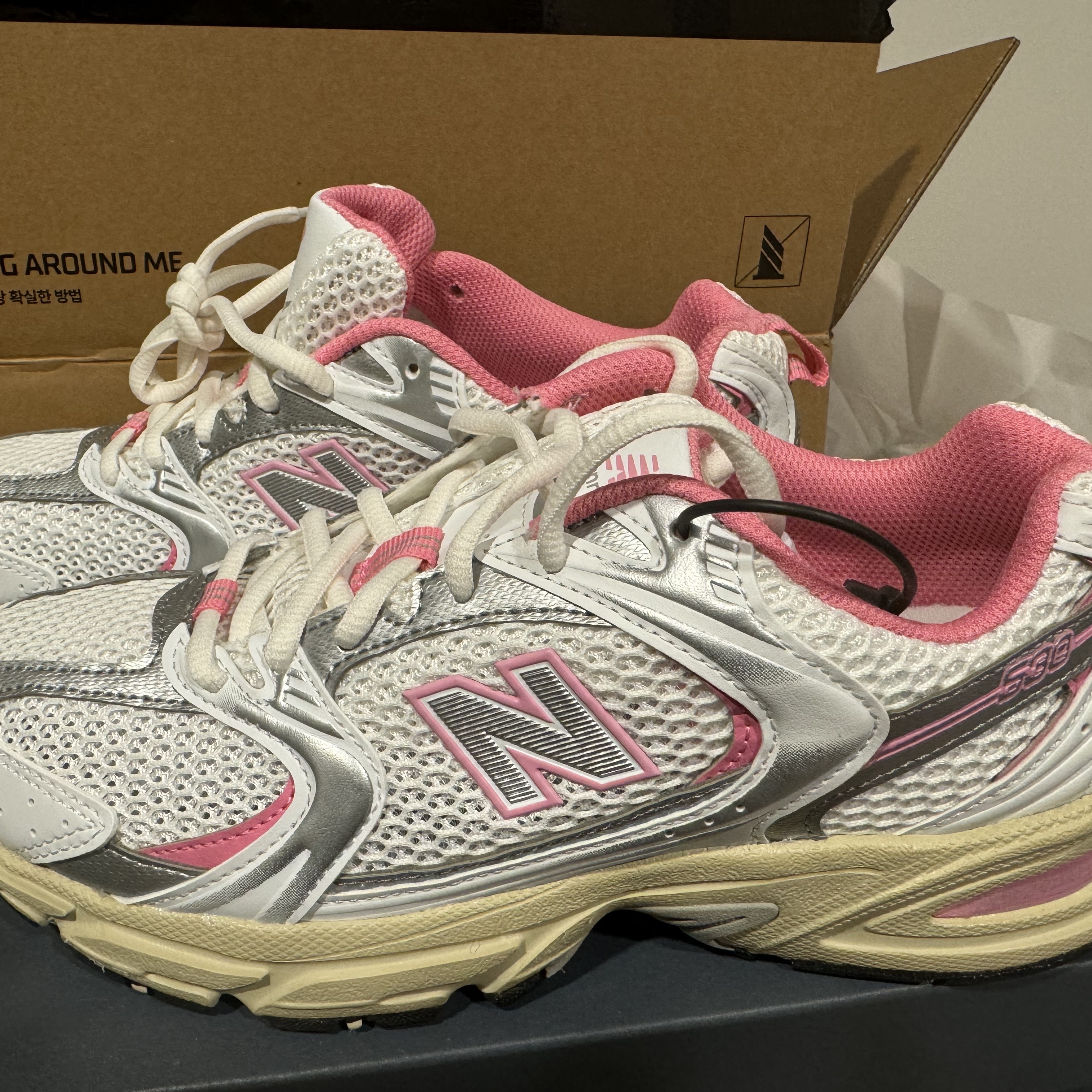New Balance 530 White Pink 착용 스타일 - 2