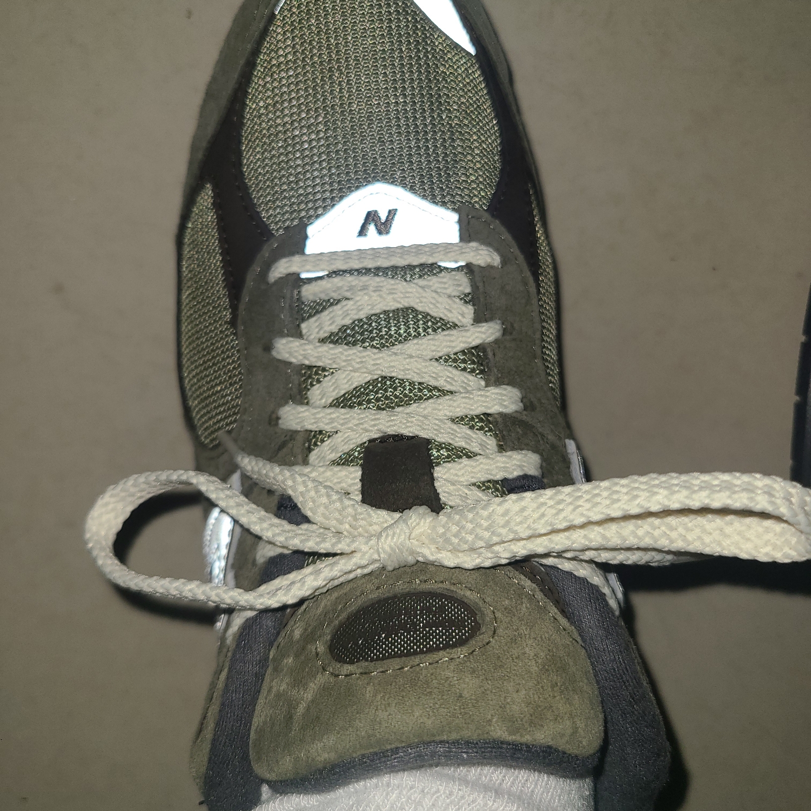 New Balance 2002R Special Vintage Khaki 착용 스타일 - 3