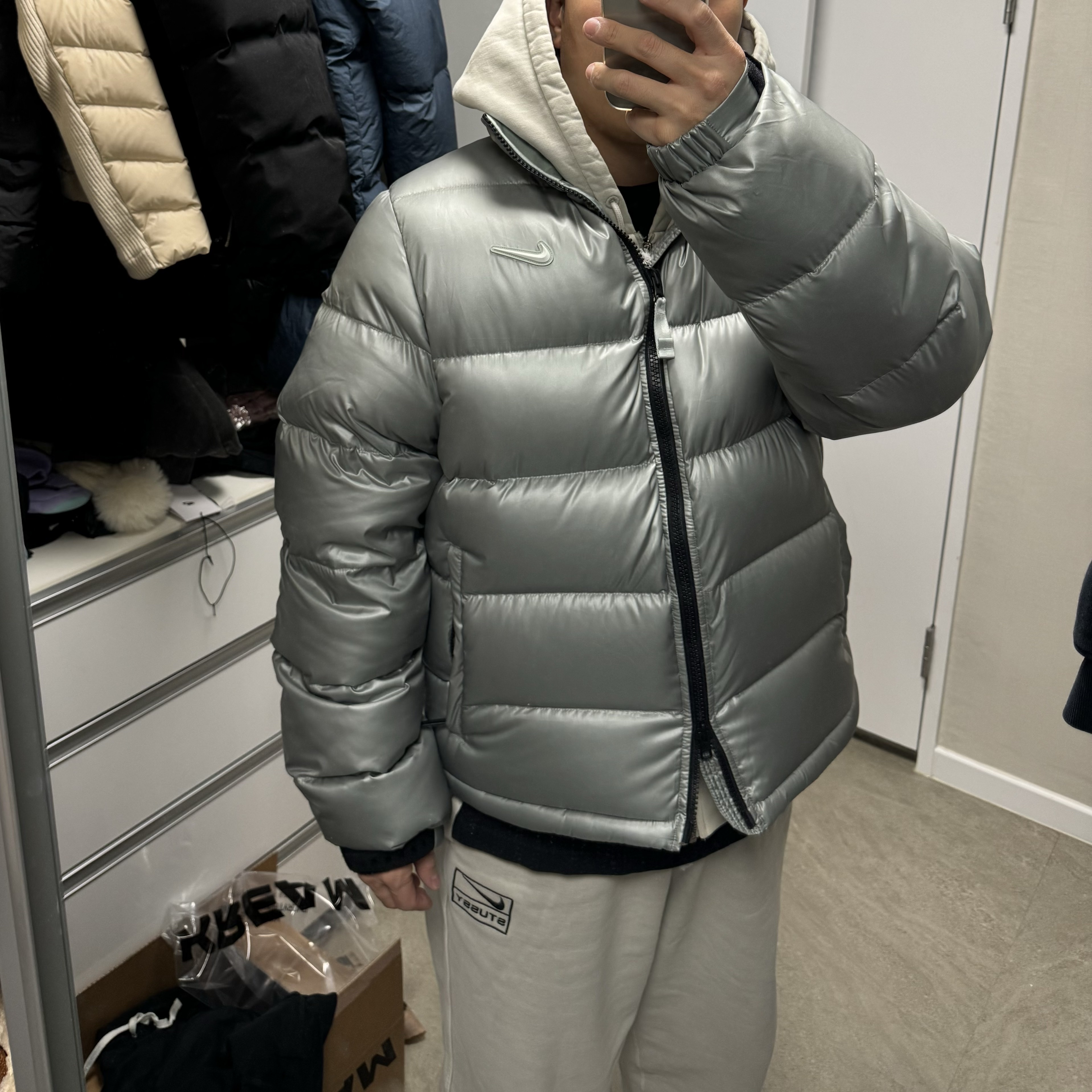 Nike x Drake Nocta Sunset Puffer Jacket Mica Green Cyber (FN8196-330), Nike x Stussy Pigment Dyed Fleece Pants Light Bone (FZ9992-072) 착용 스타일 - 1