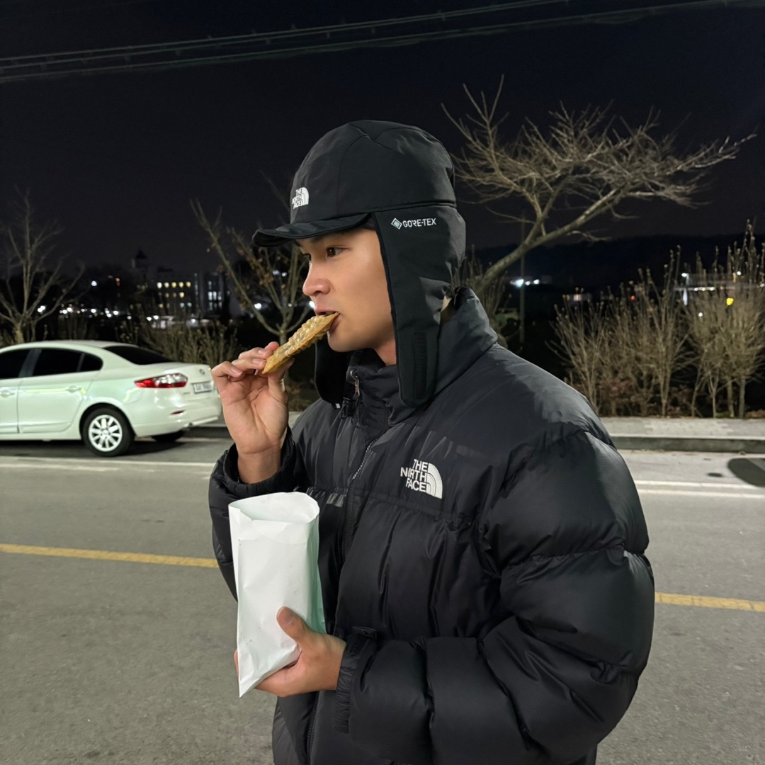The North Face 1996 Eco Nuptse Jacket Black, The North Face Gore-Tex Earmuff Cap Black 착용 스타일