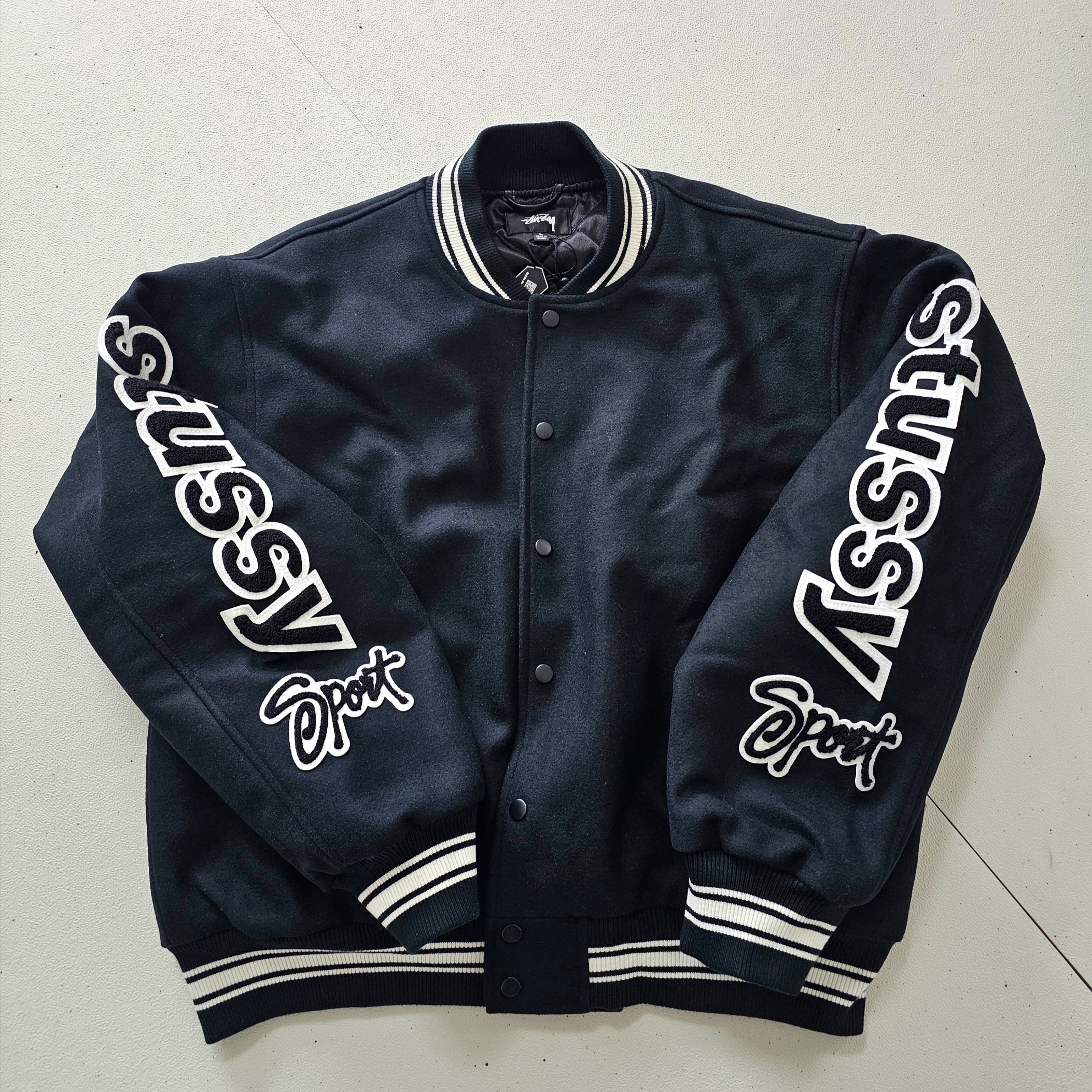 Stussy Competition Varsity Jacket Black 착용 스타일 - 1
