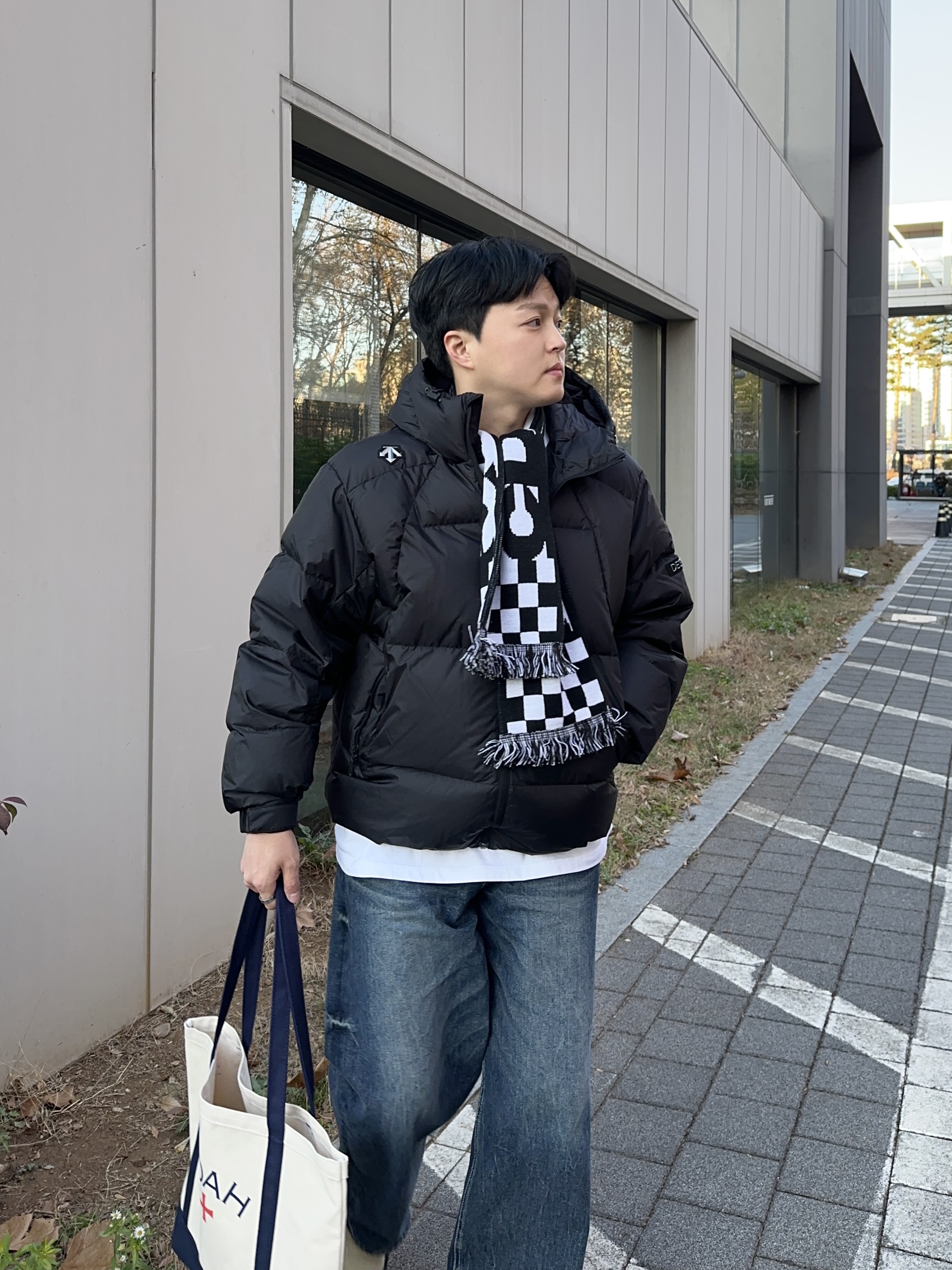 CDG Logo Check Muffler White Black 착용 스타일 - 2