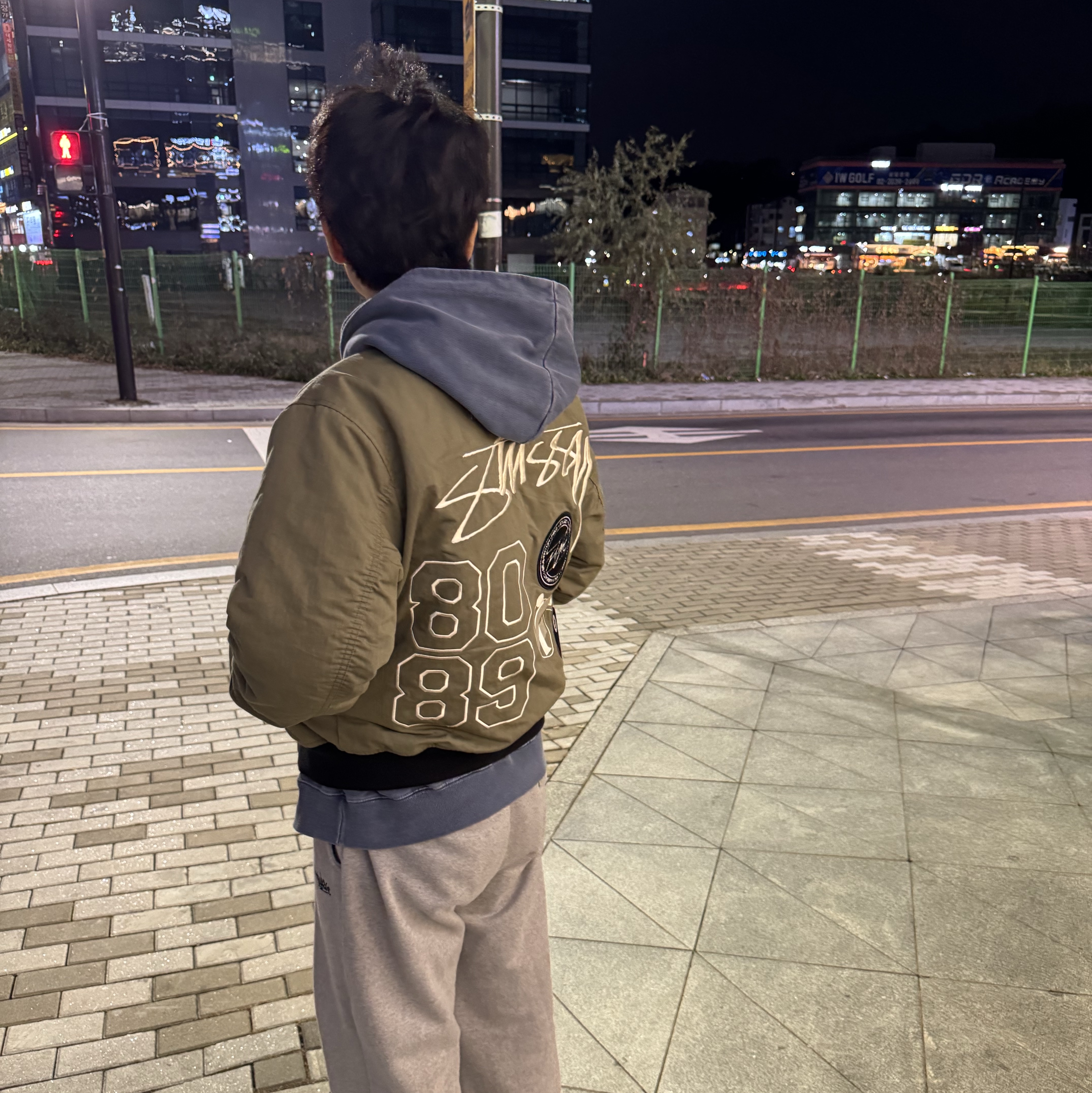 Nike x Stussy Reversible Jacket Medium Olive (FJ9153-222) 착용 스타일