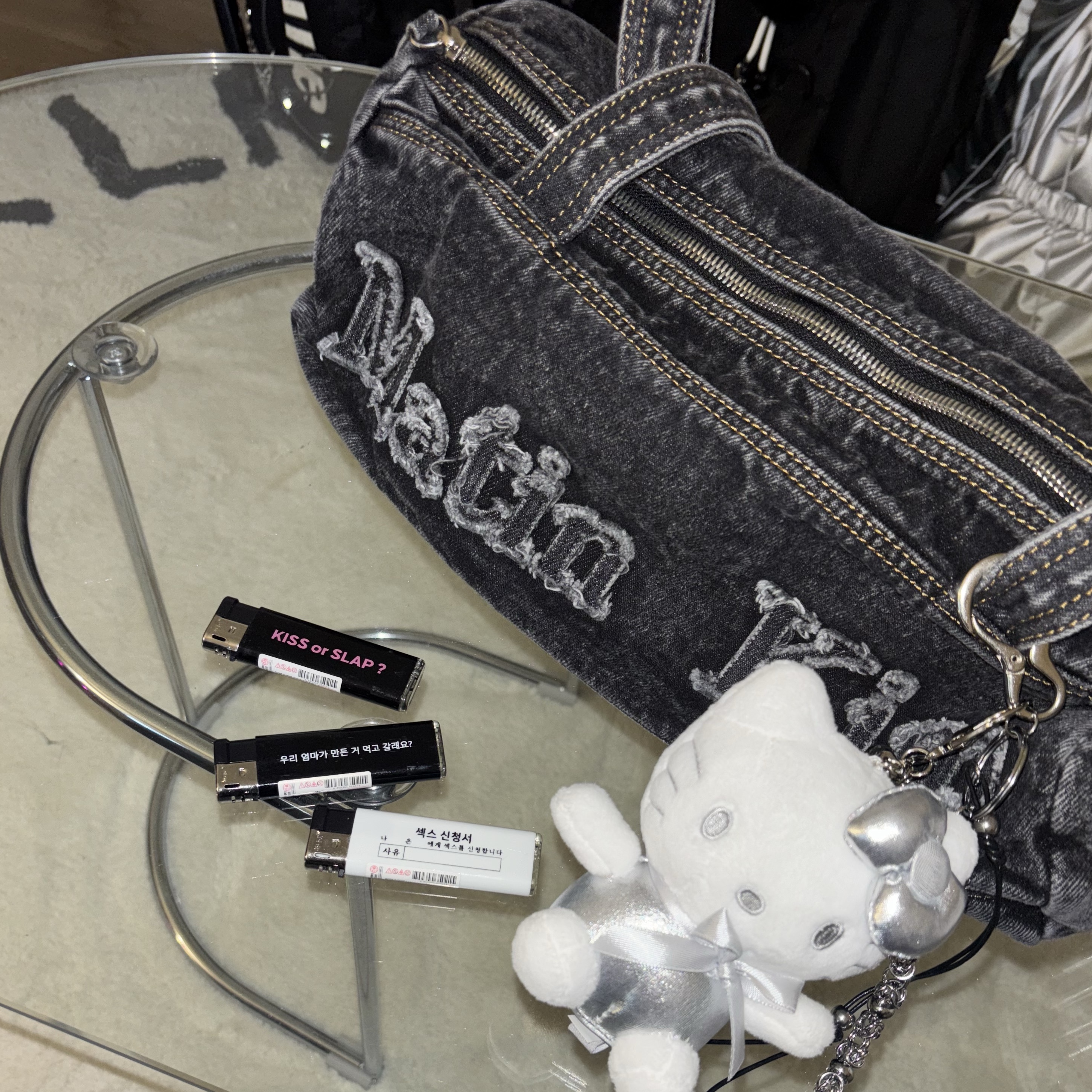 Matin Kim Logo Washed Denim Duffel Bag Black 착용 스타일